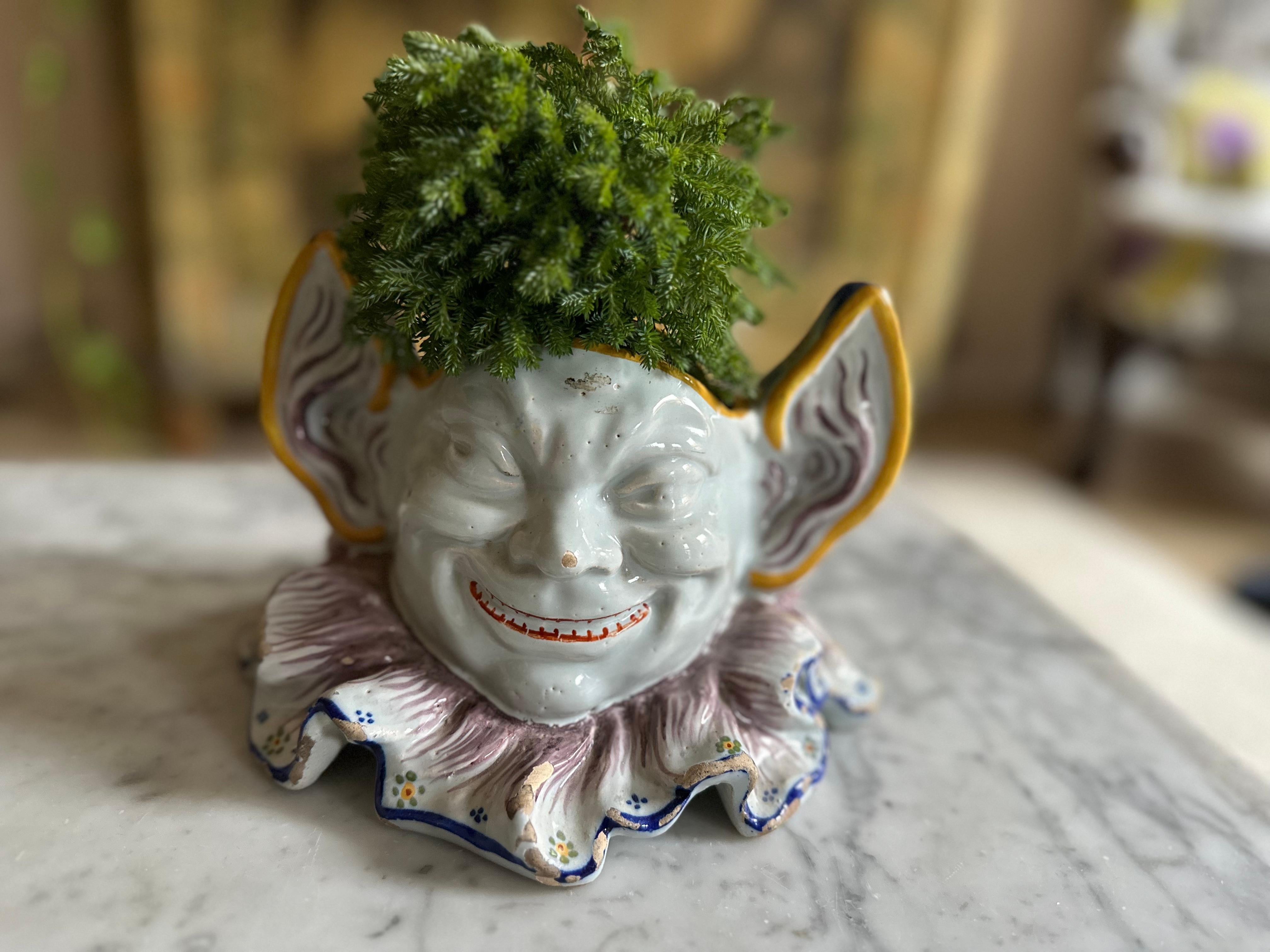 Cache pot d'arlequin en faïence française du 19e siècle, expression double face de Rouen en vente 11