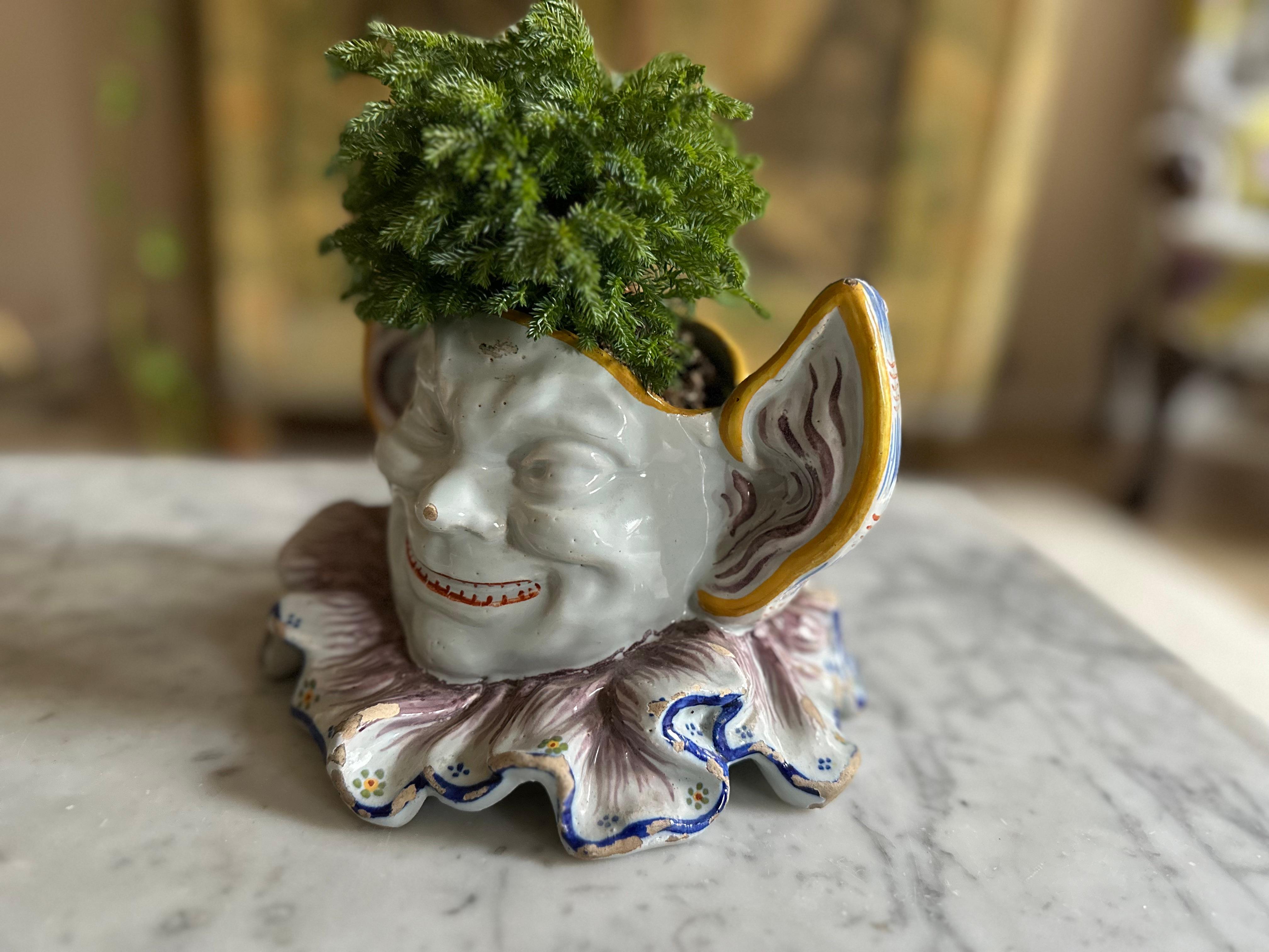 Cache pot d'arlequin en faïence française du 19e siècle, expression double face de Rouen en vente 12