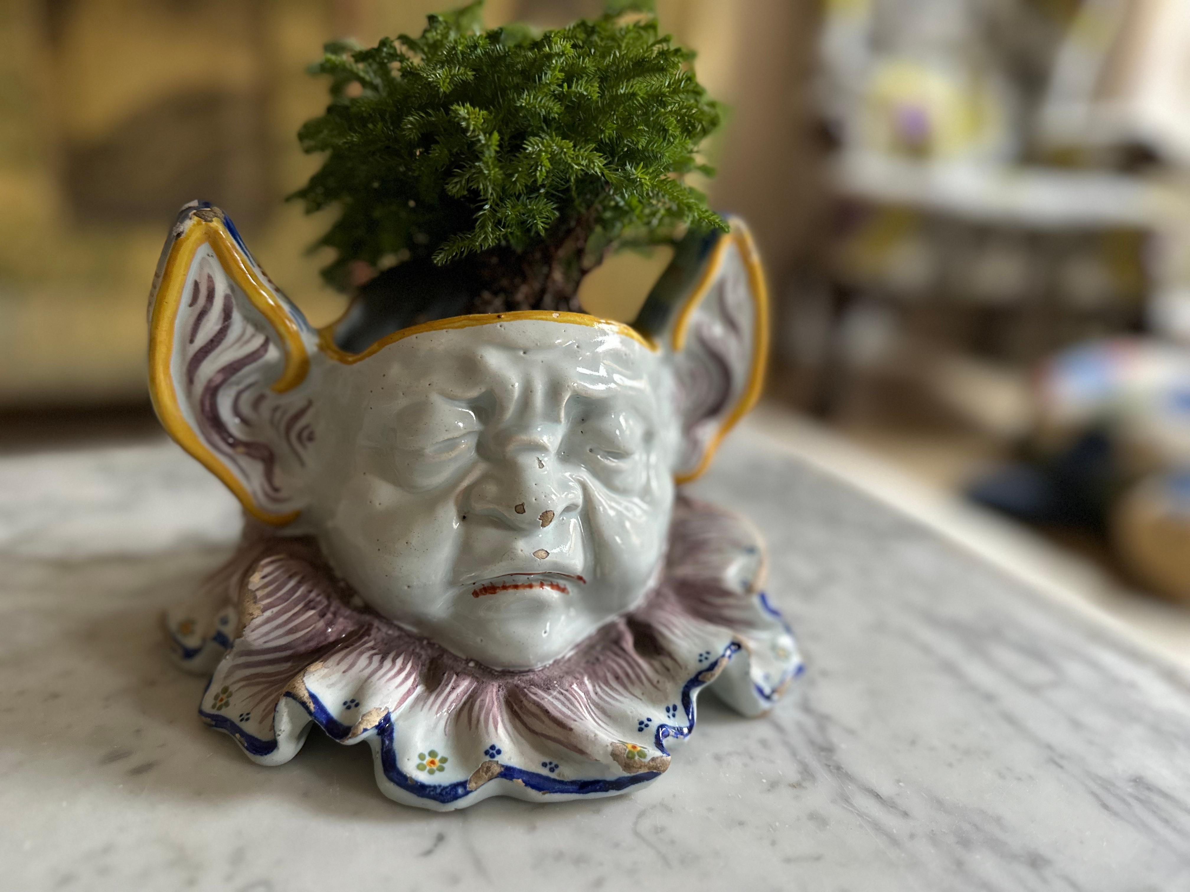 Français Cache pot d'arlequin en faïence française du 19e siècle, expression double face de Rouen en vente
