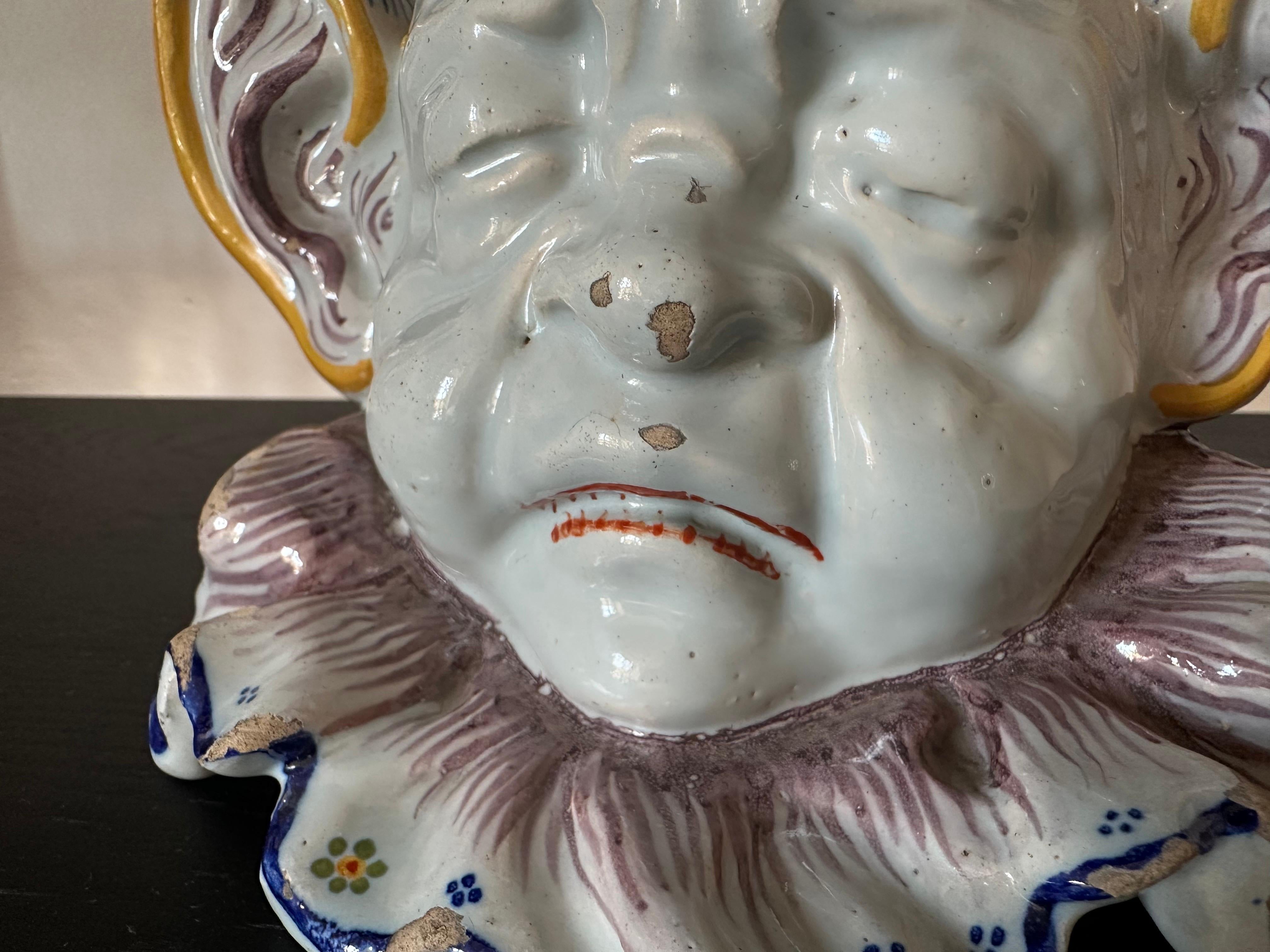 Cache pot d'arlequin en faïence française du 19e siècle, expression double face de Rouen Bon état - En vente à Hamburg, DE