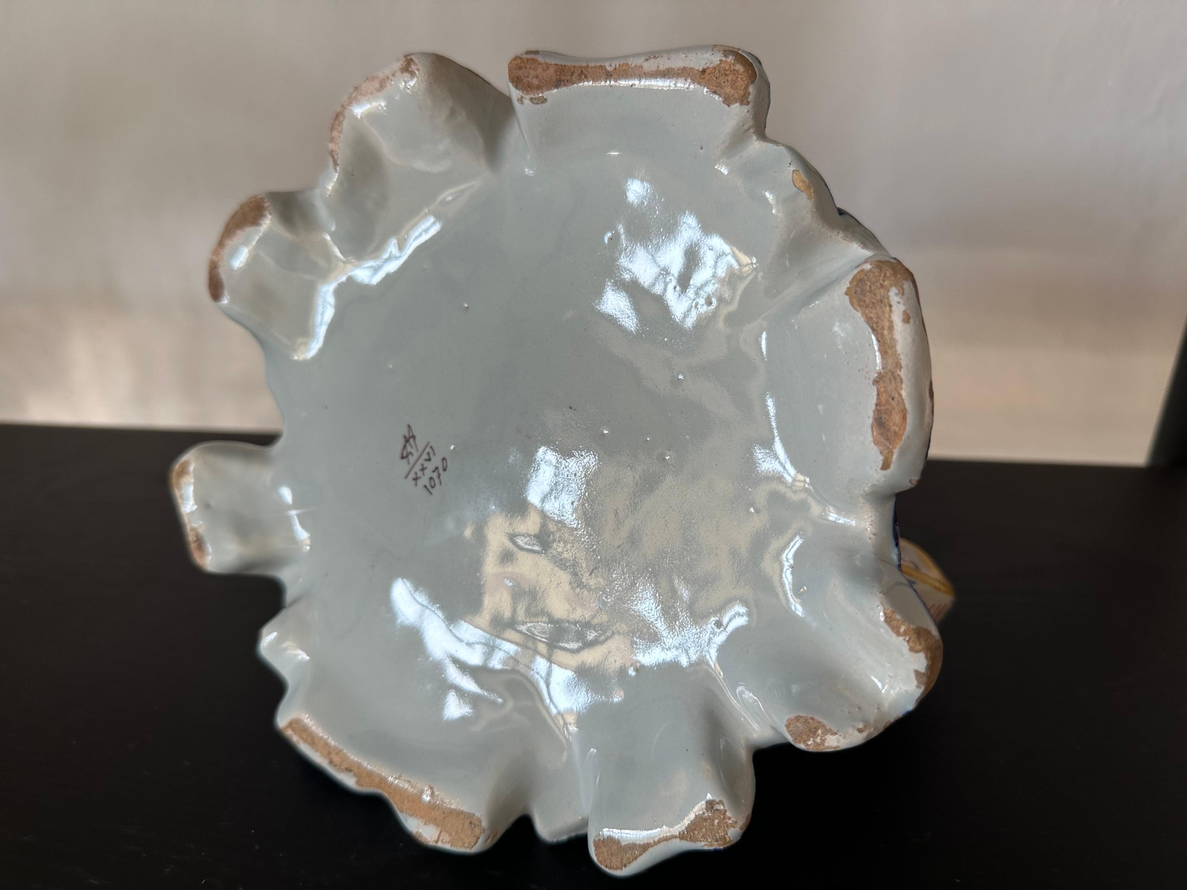 Cache pot d'arlequin en faïence française du 19e siècle, expression double face de Rouen en vente 1