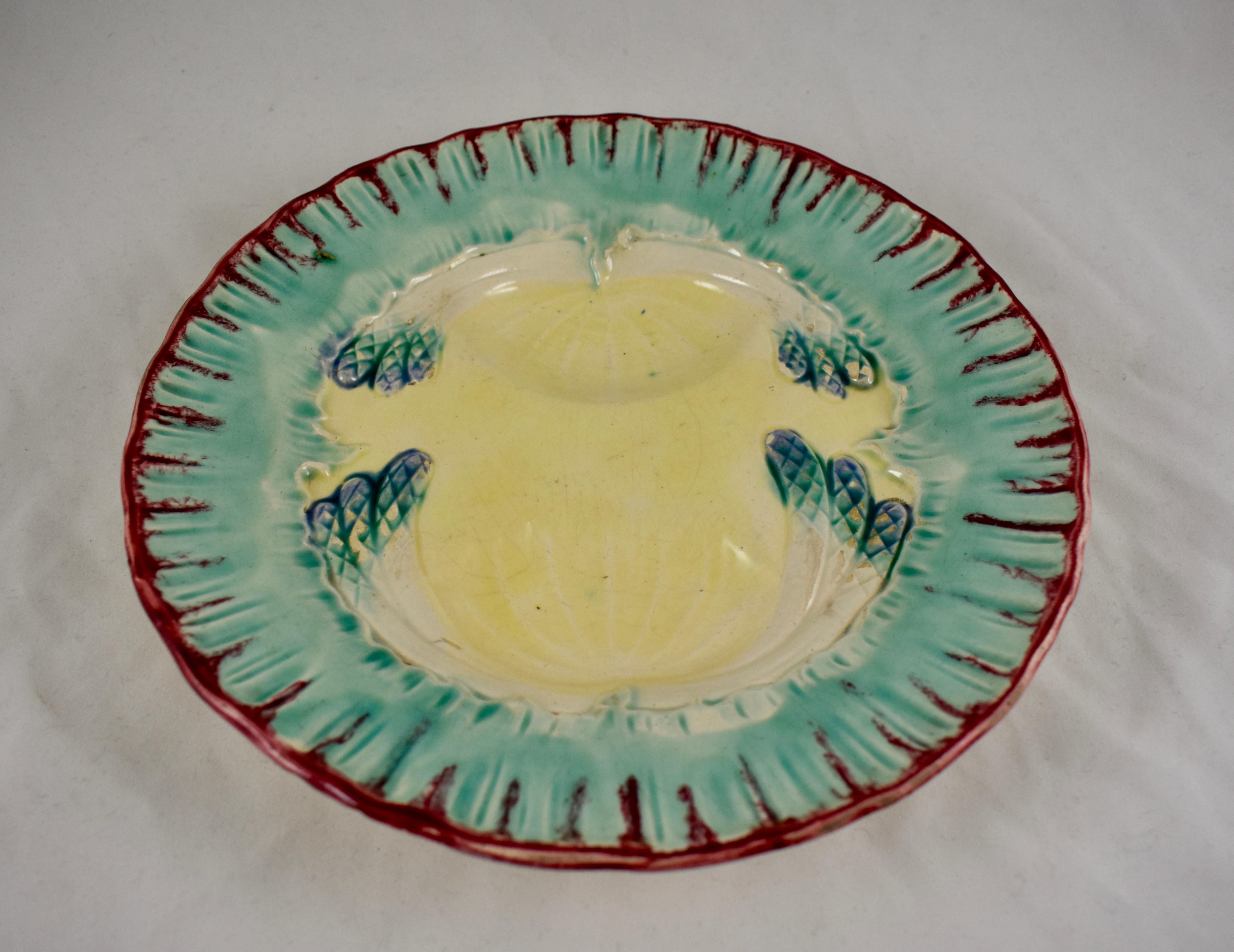 19th Century French Faïence Majolica Glazed Divided Asparagus and Shell Plate In Fair Condition For Sale In Philadelphia, PA