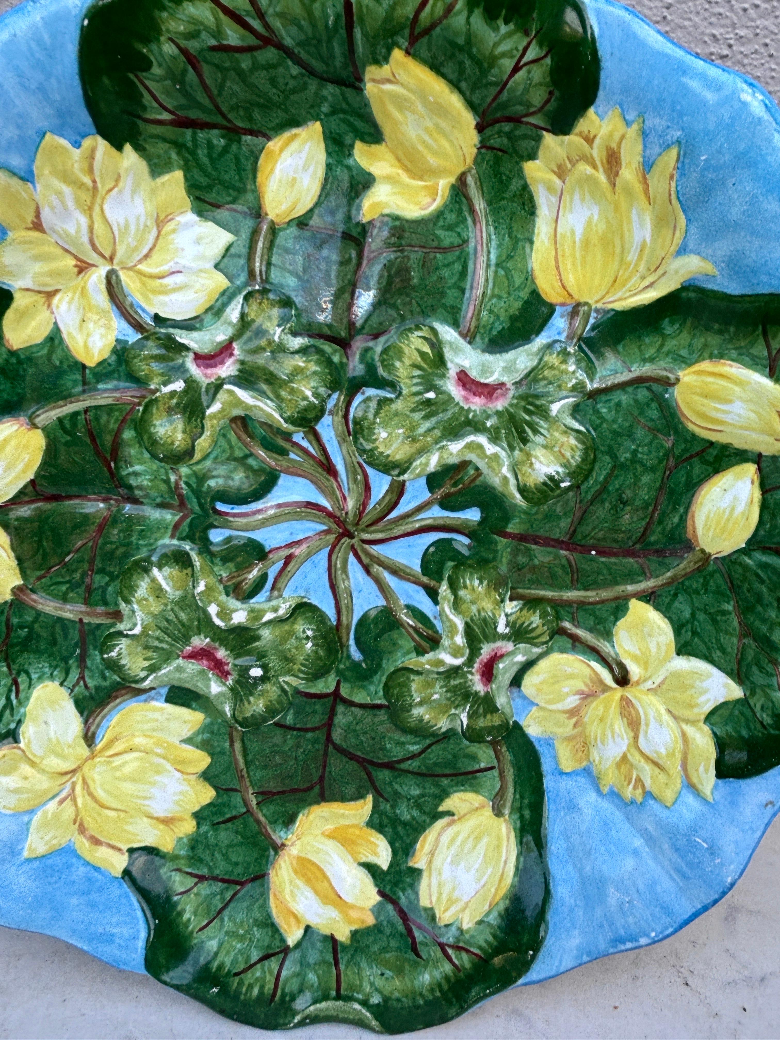 19th Century French Faience Majolica Water Lily Platter Creil & Montereau In Good Condition For Sale In Austin, TX