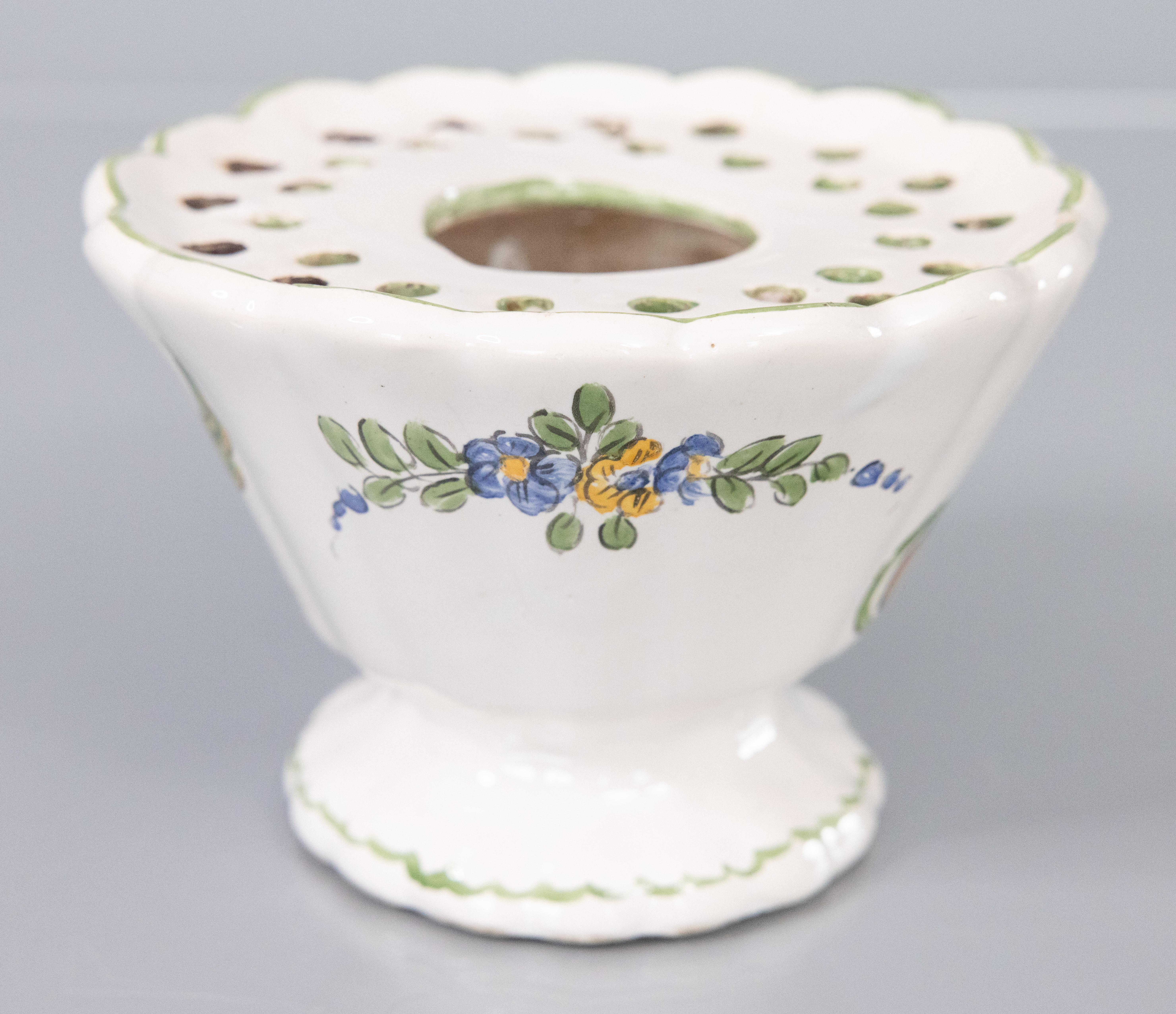 Un delizioso vaso a rana di fiori Moustiers in maiolica francese, circa 1890. Marchio del fabbricante sul retro. Questo bellissimo vaso è decorato con uccelli e disegni floreali dipinti a mano e sarà perfetto se esposto con i tuoi fiori preferiti.