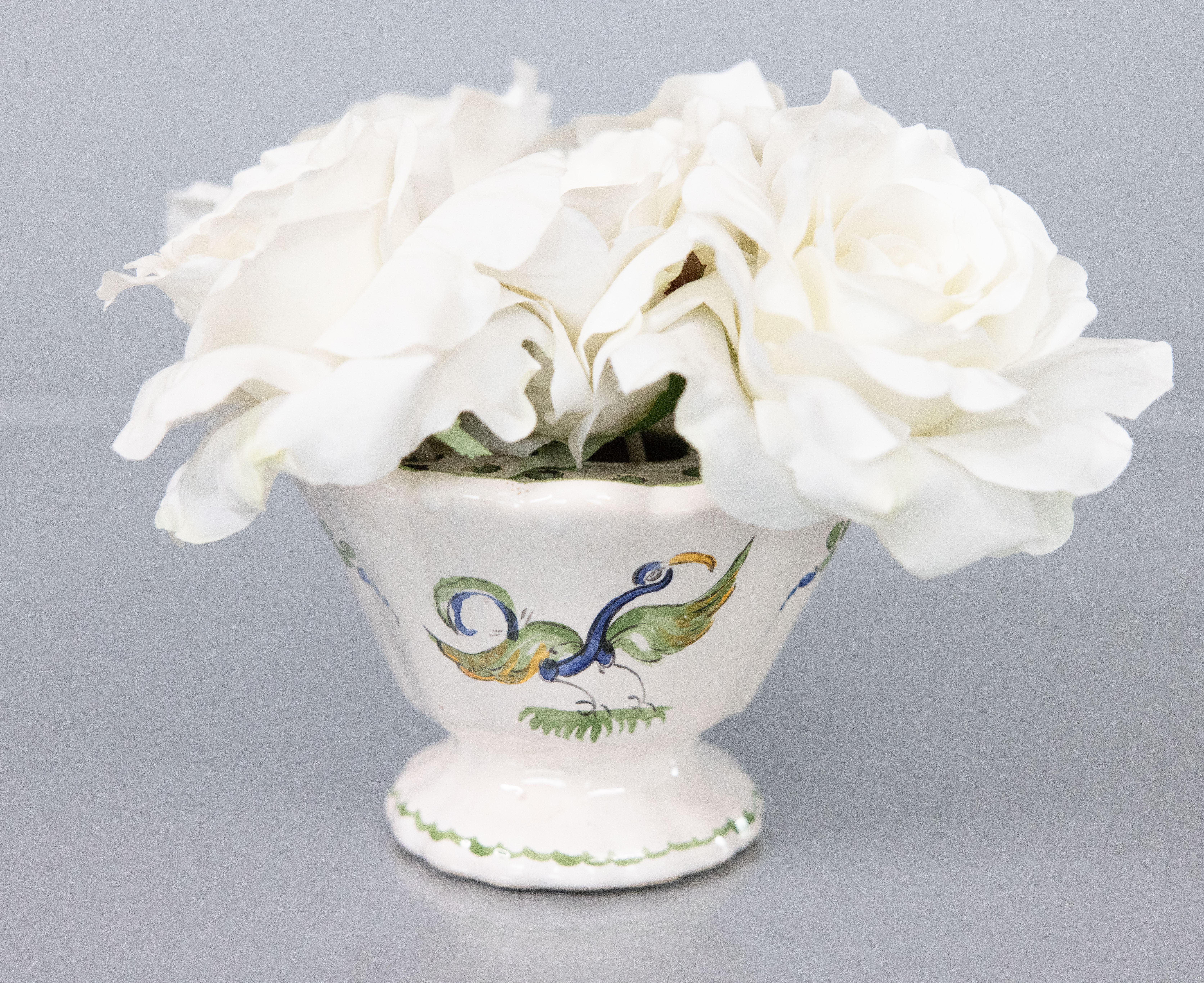 Francese Vaso di faience francese Moustiers Flower Frog del XIX secolo in vendita