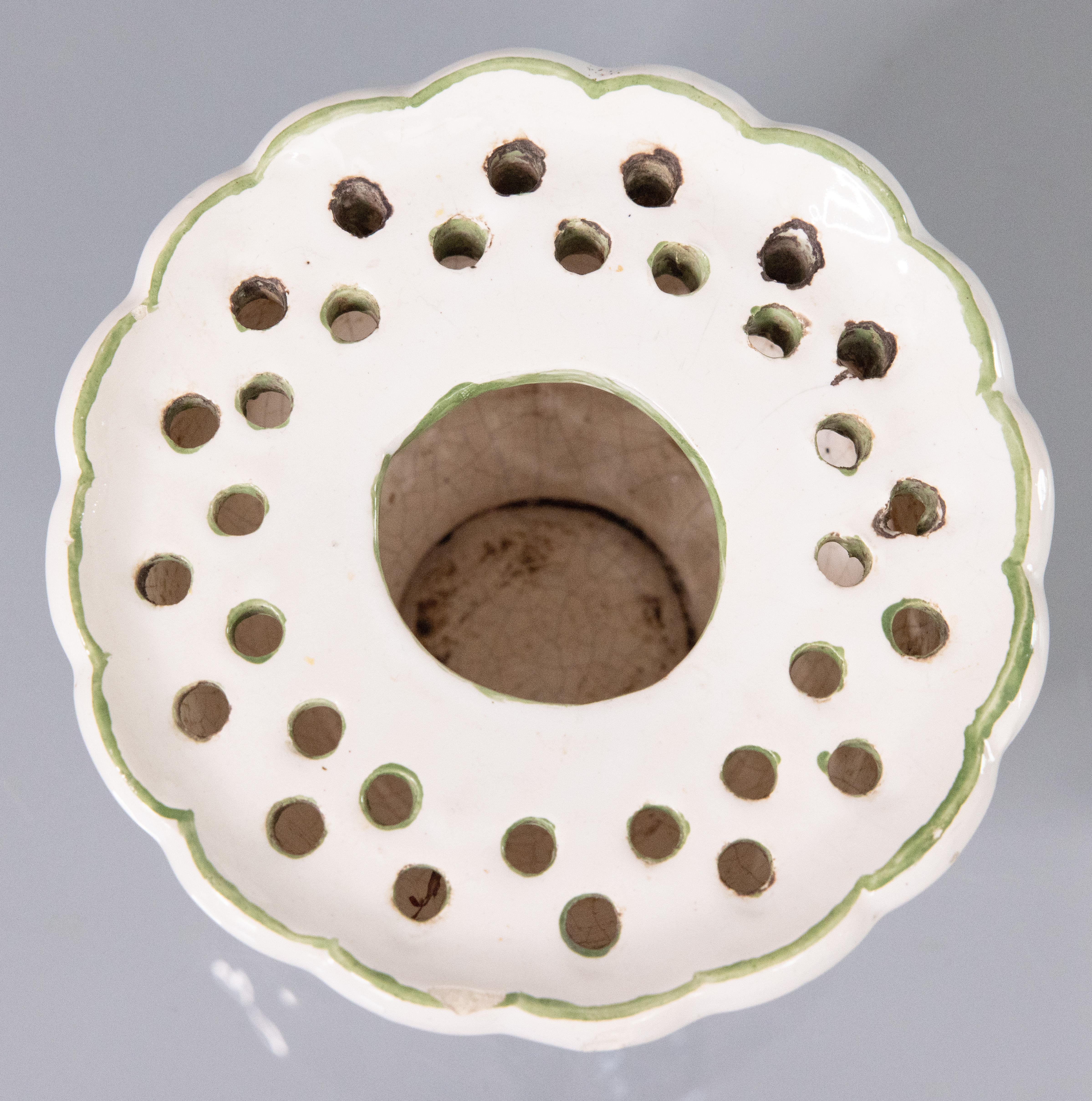 Smaltato Vaso di faience francese Moustiers Flower Frog del XIX secolo in vendita