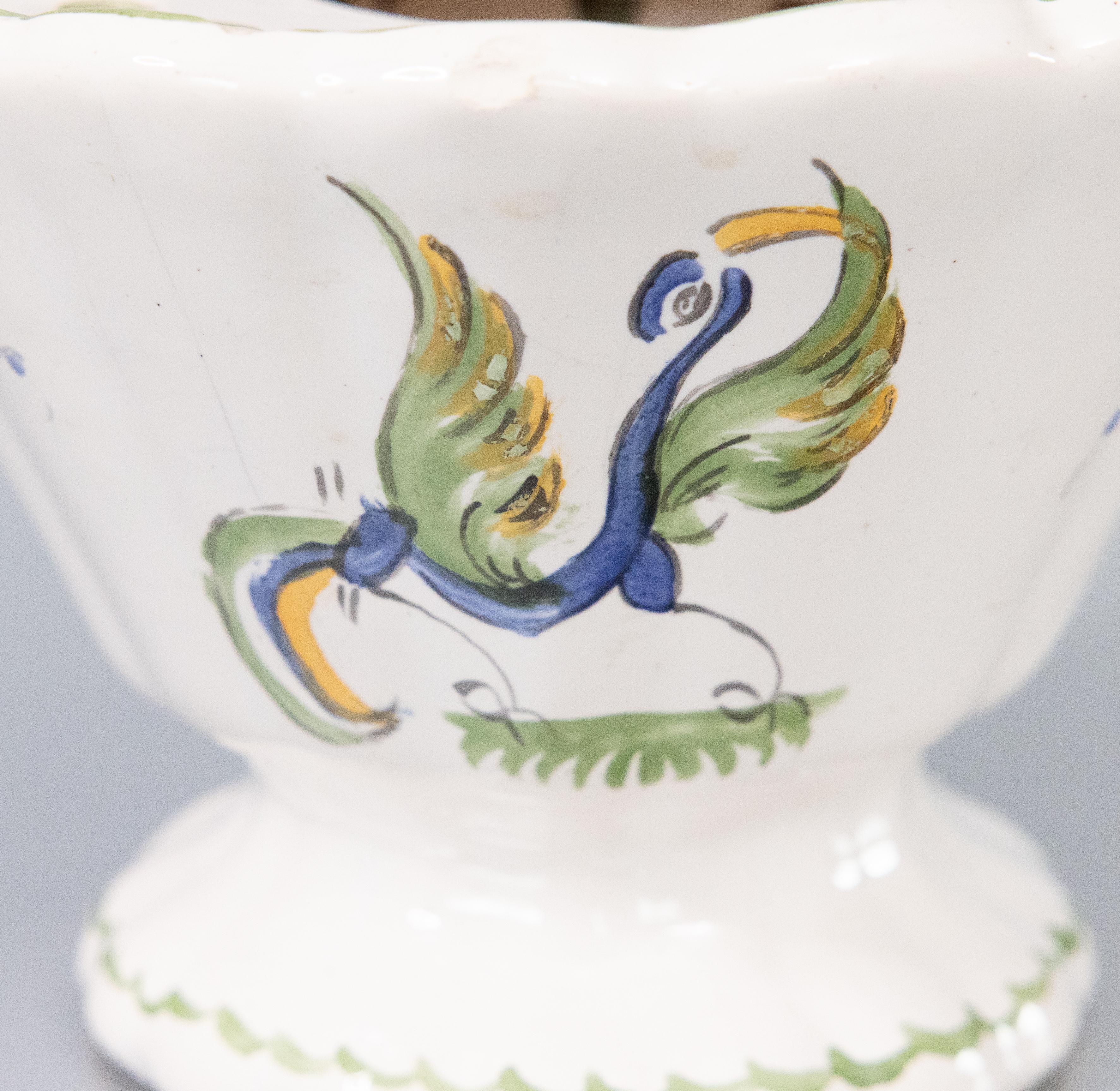 Vaso di faience francese Moustiers Flower Frog del XIX secolo In condizioni buone in vendita a Pearland, TX