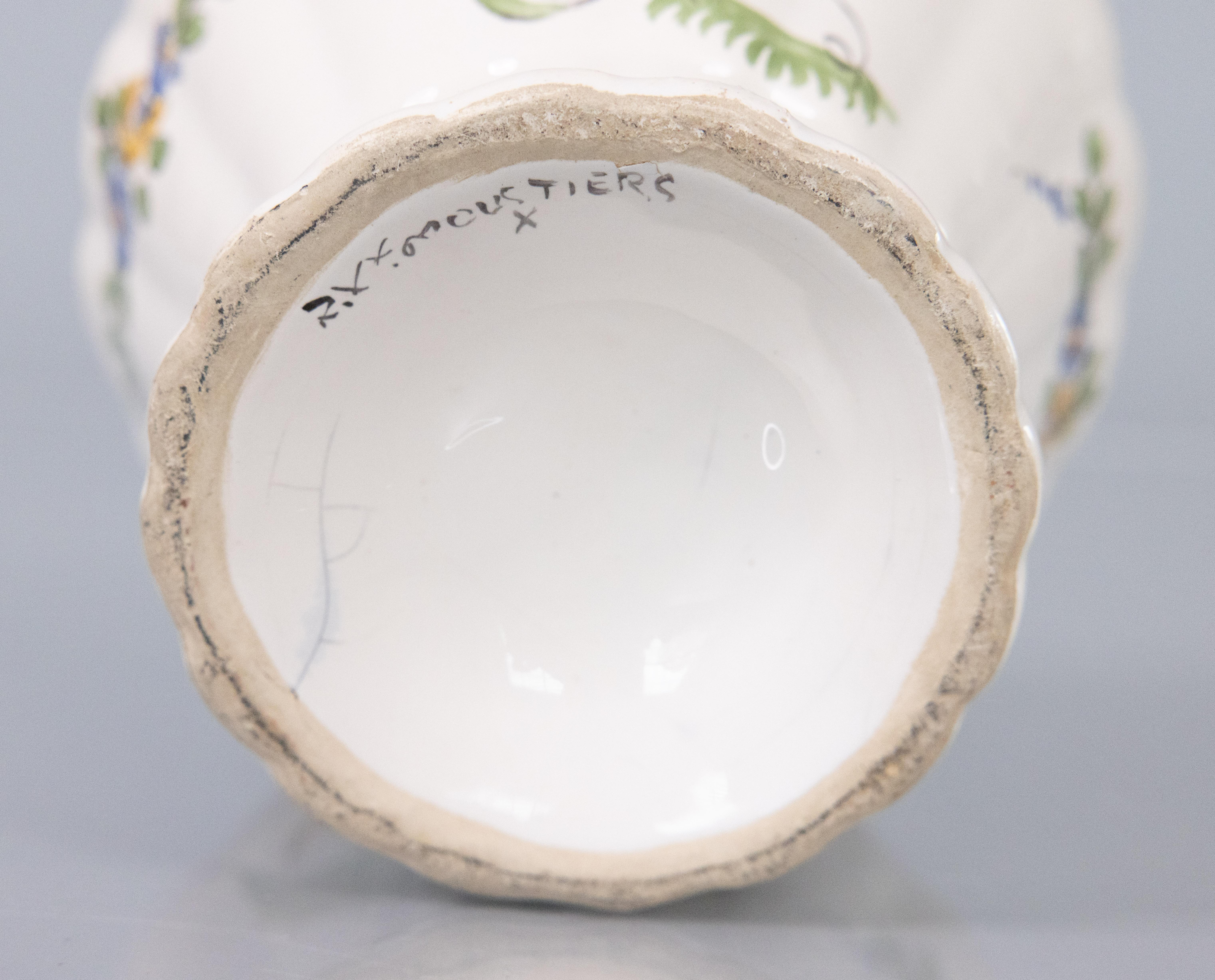 Ceramica Vaso di faience francese Moustiers Flower Frog del XIX secolo in vendita