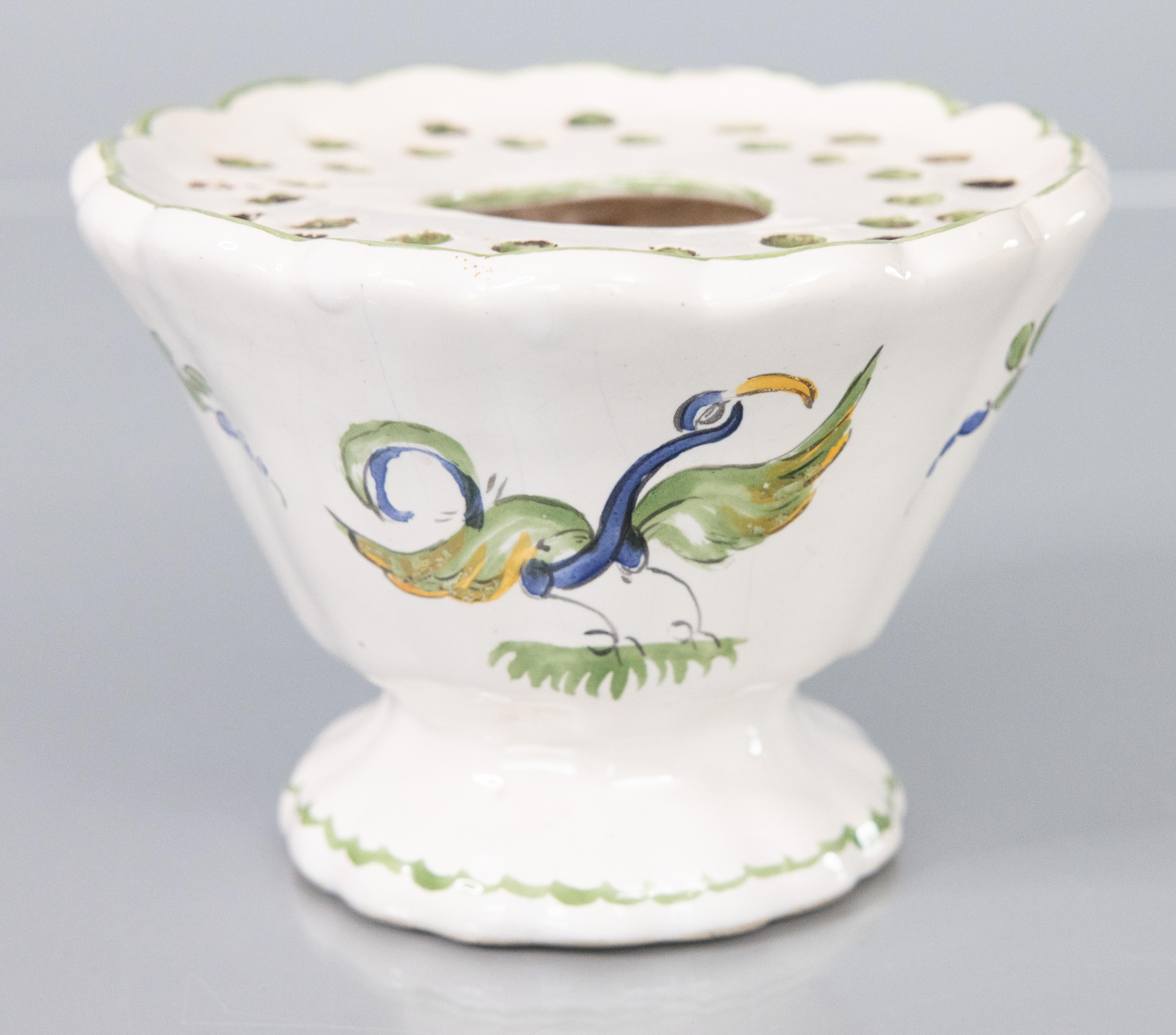 Vaso di faience francese Moustiers Flower Frog del XIX secolo in vendita 1
