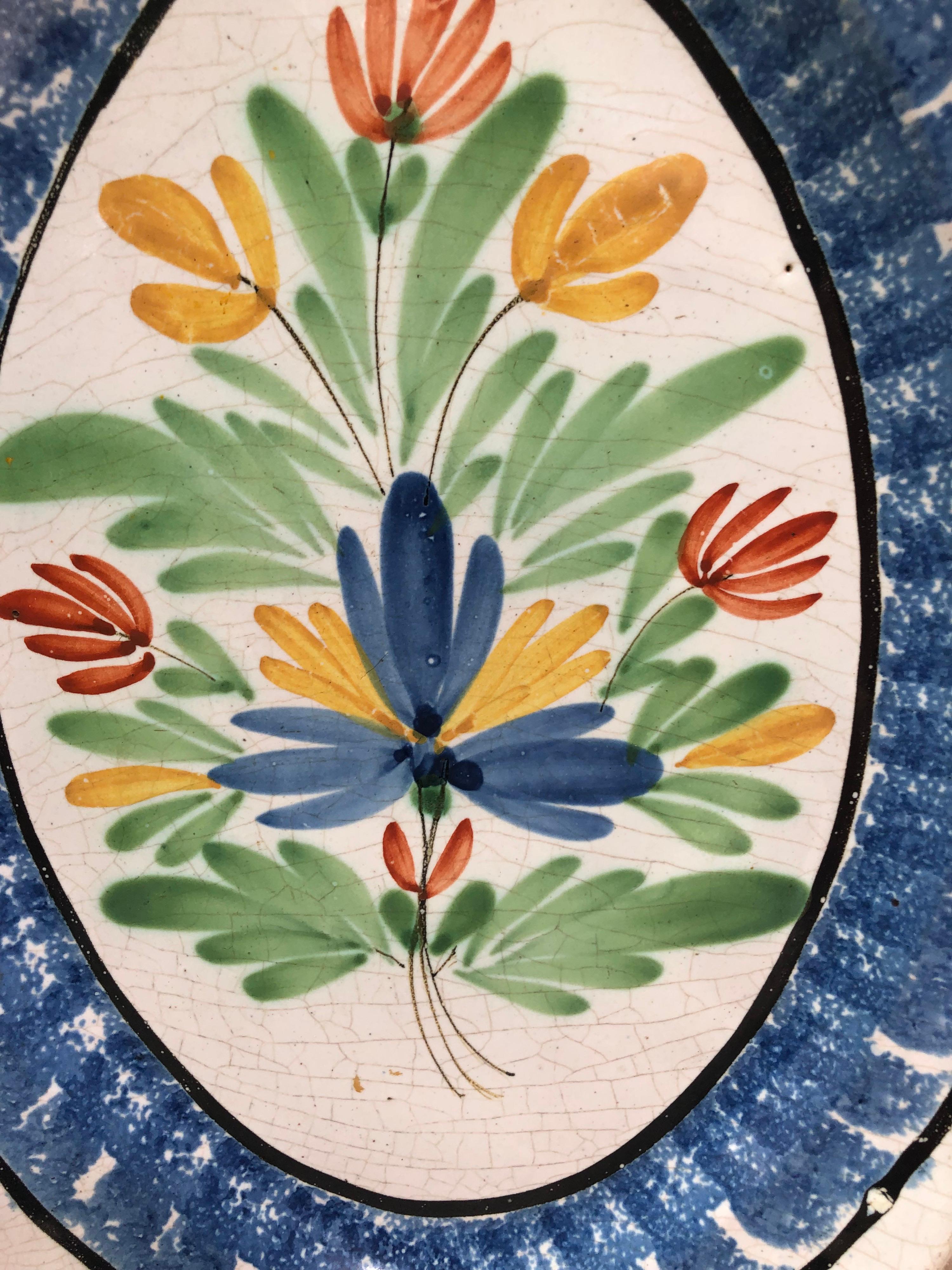 19. Jahrhundert Französische Fayence große ovale rustikale Platte Forges Les Eaux (Normandie)
Seltene doppelte Schwammpolychromie.
Großer Blumenstrauß.

