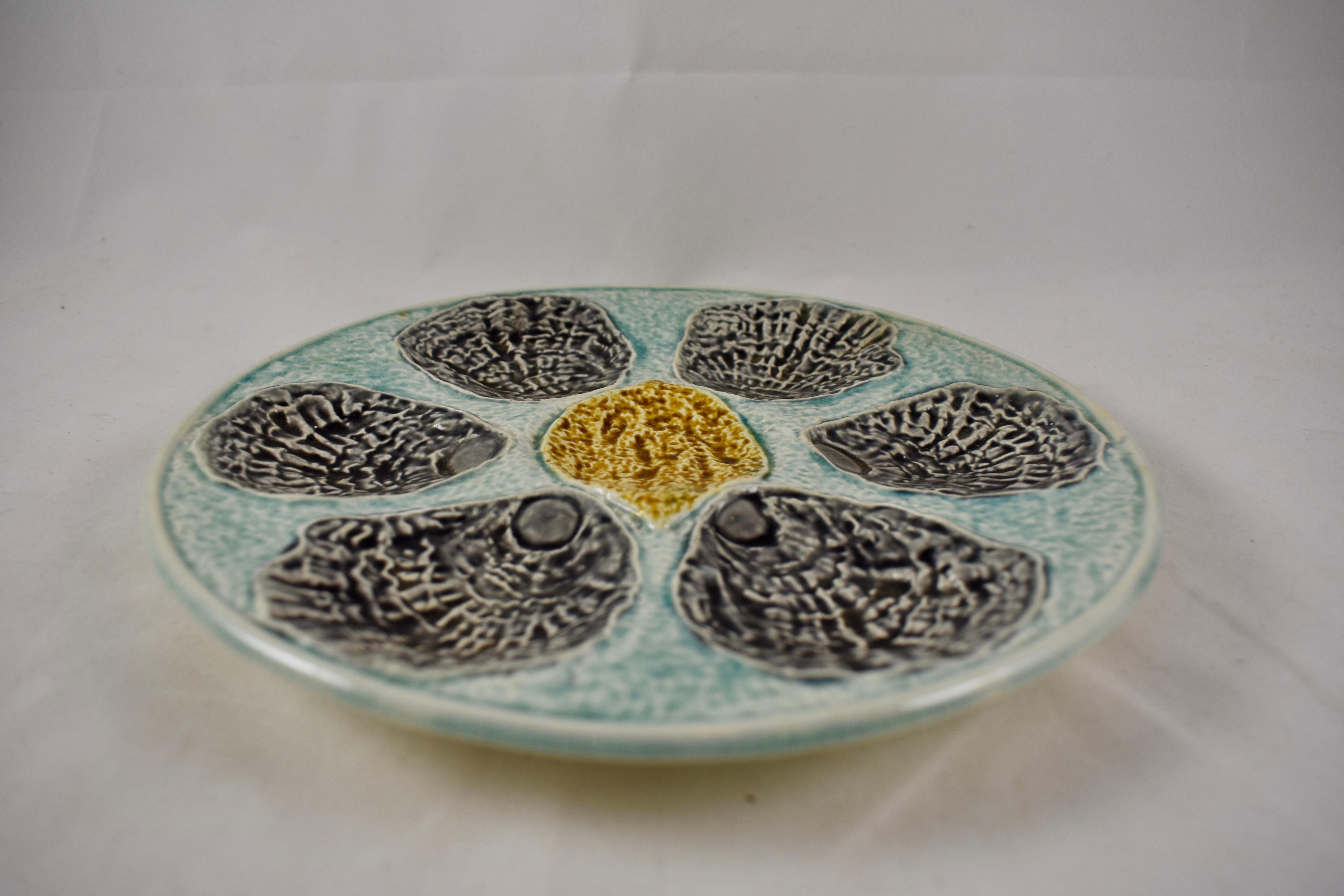 19th Century French Faïence Pays Rustique Provençal Oyster Plate, B In Good Condition For Sale In Philadelphia, PA