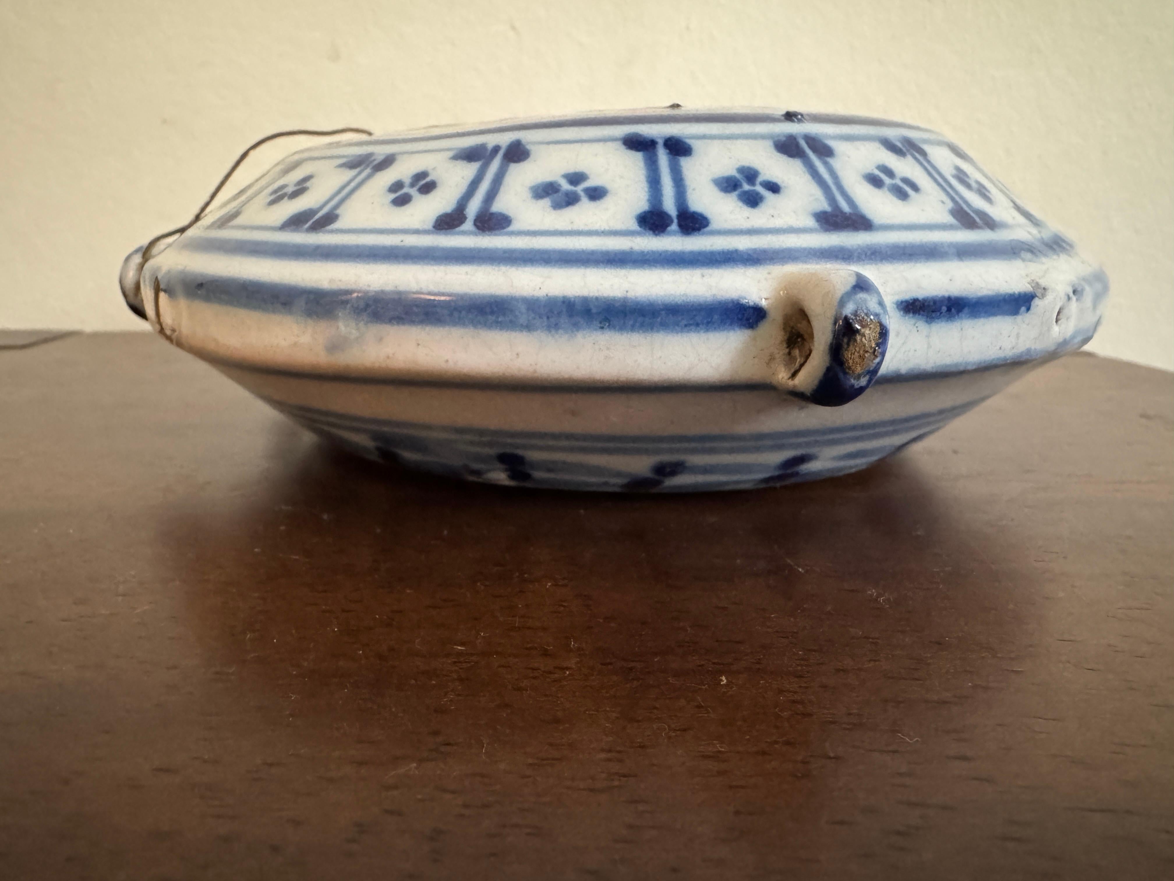 Frasco de peregrino de loza francesa del siglo XIX en venta 3