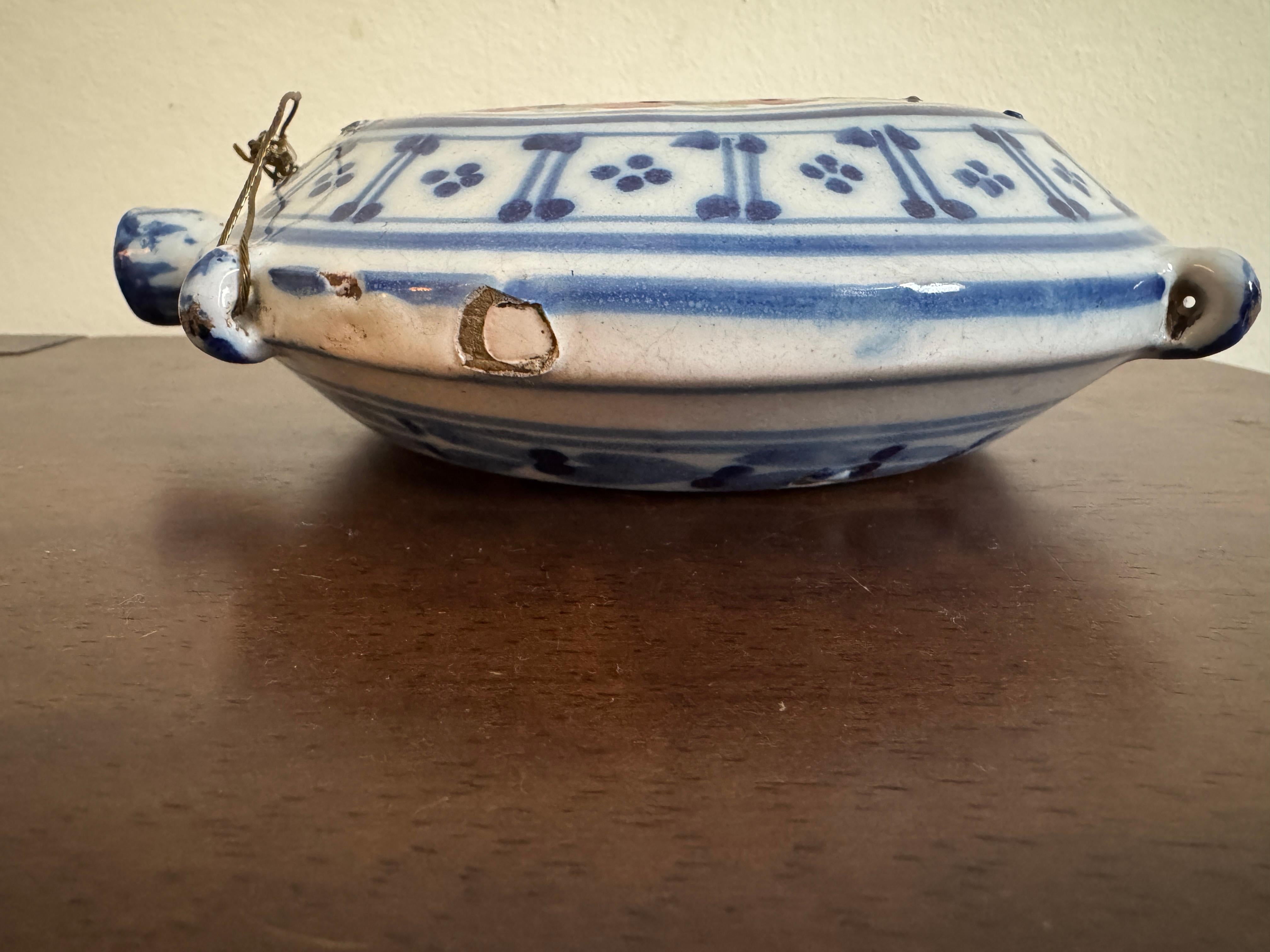 Frasco de peregrino de loza francesa del siglo XIX en venta 4