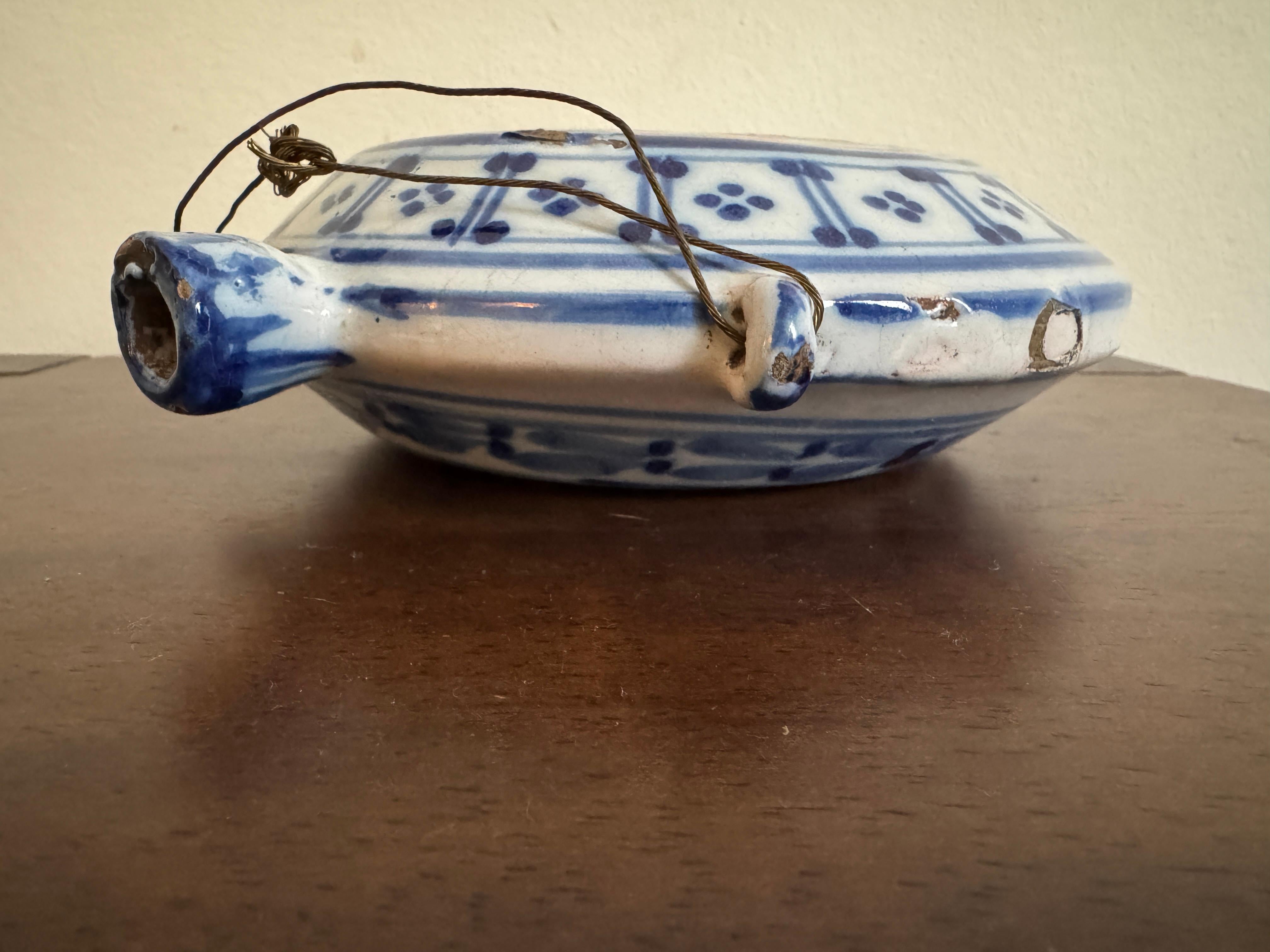 Frasco de peregrino de loza francesa del siglo XIX en venta 5