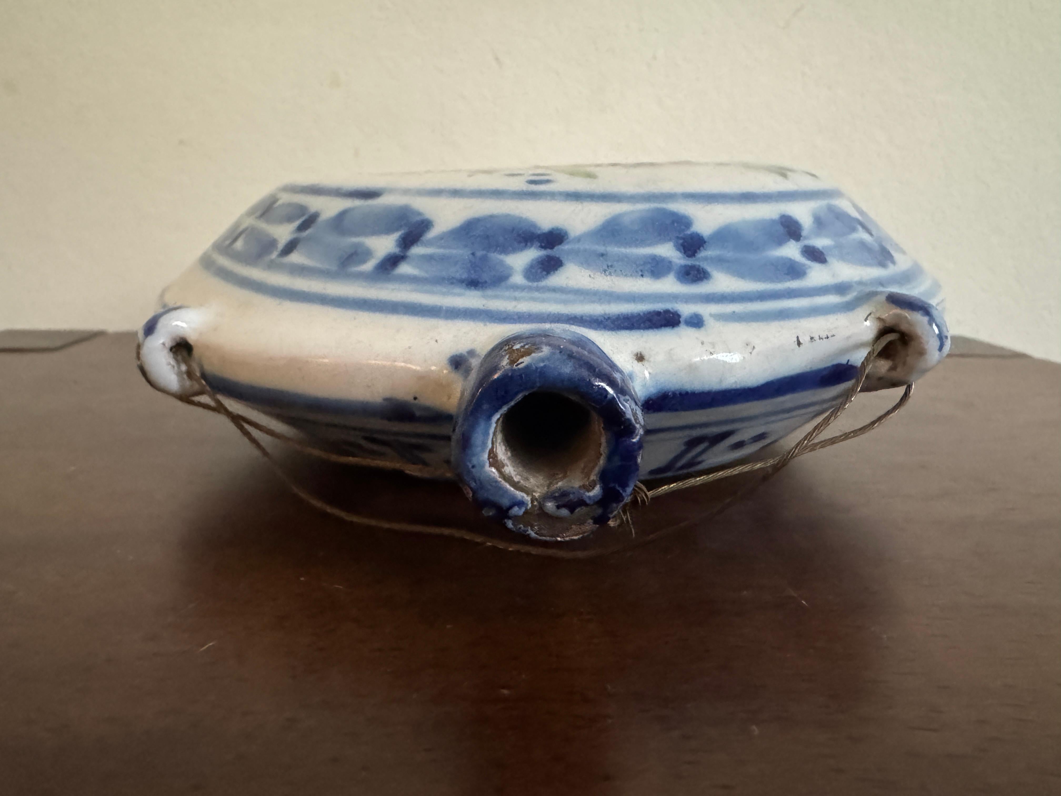 Frasco de peregrino de loza francesa del siglo XIX en venta 6