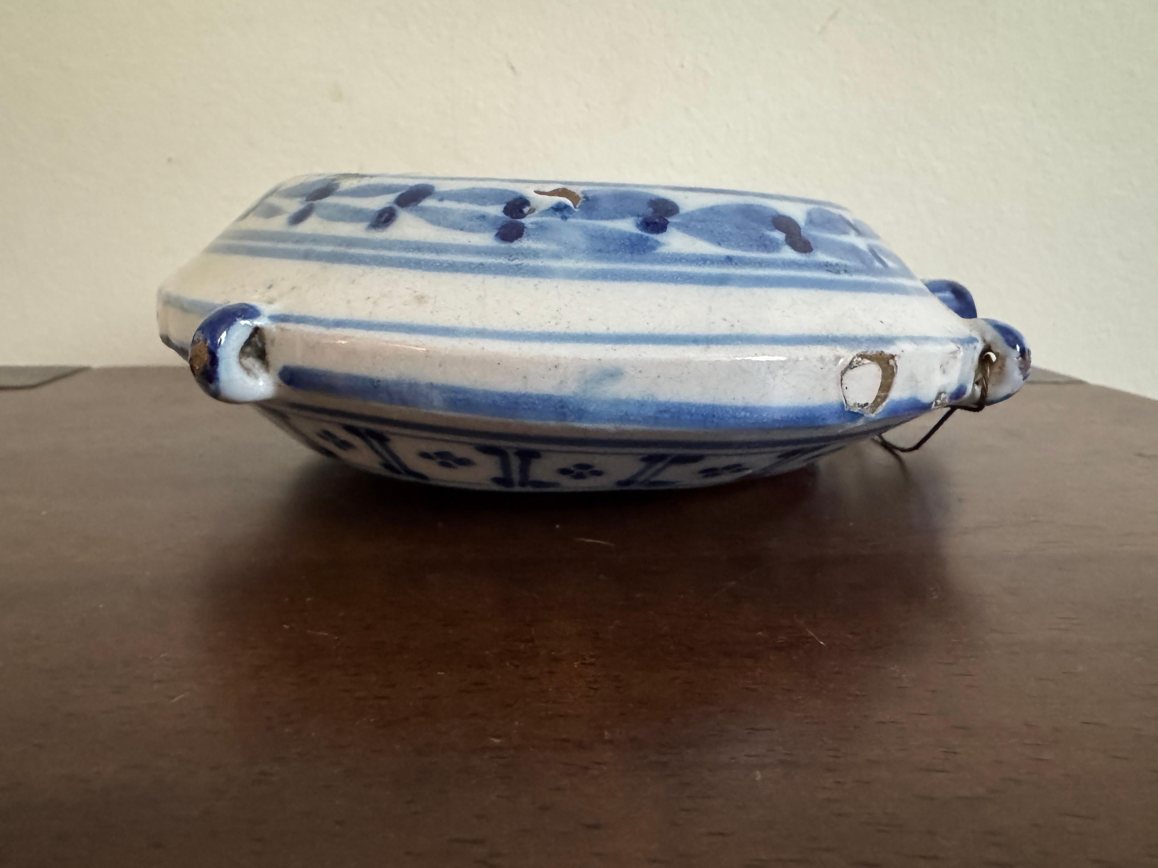 Frasco de peregrino de loza francesa del siglo XIX en venta 9