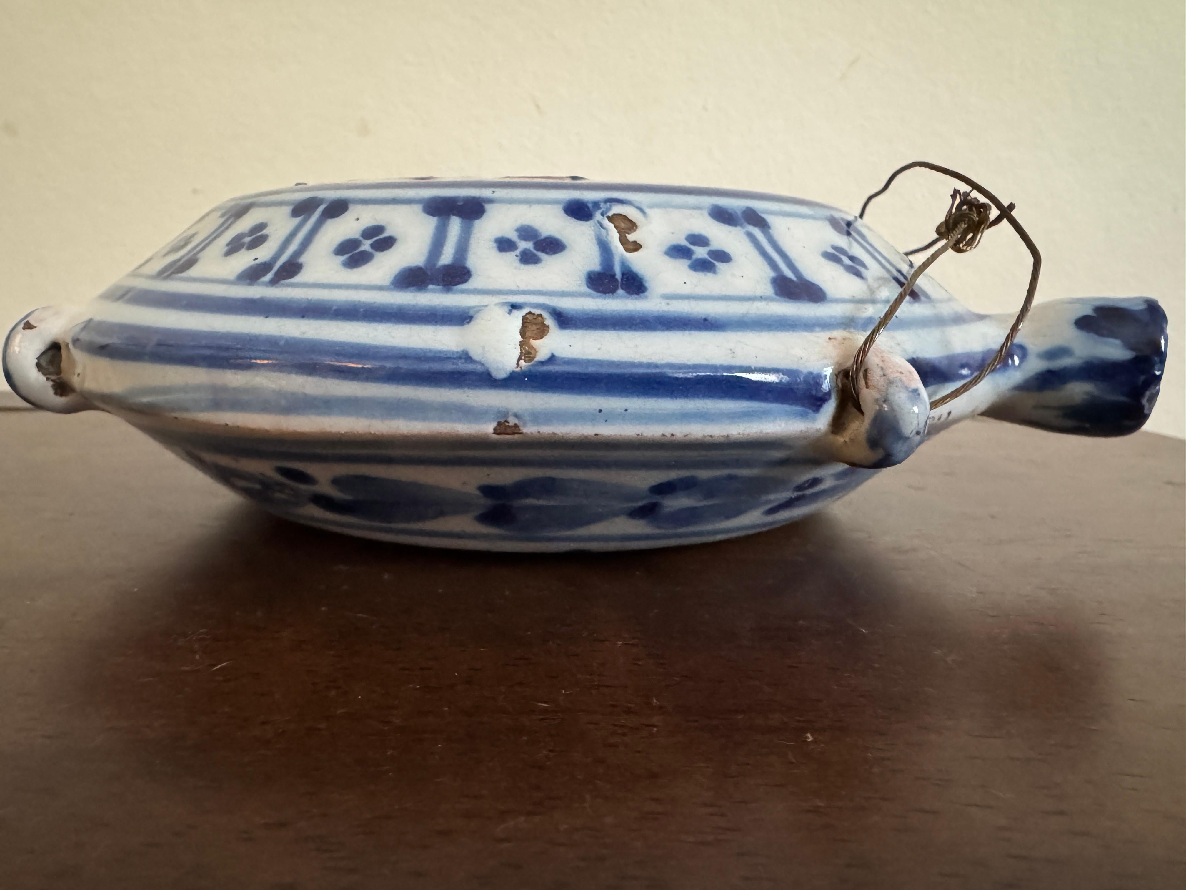 Frasco de peregrino de loza francesa del siglo XIX Hecho a mano en venta