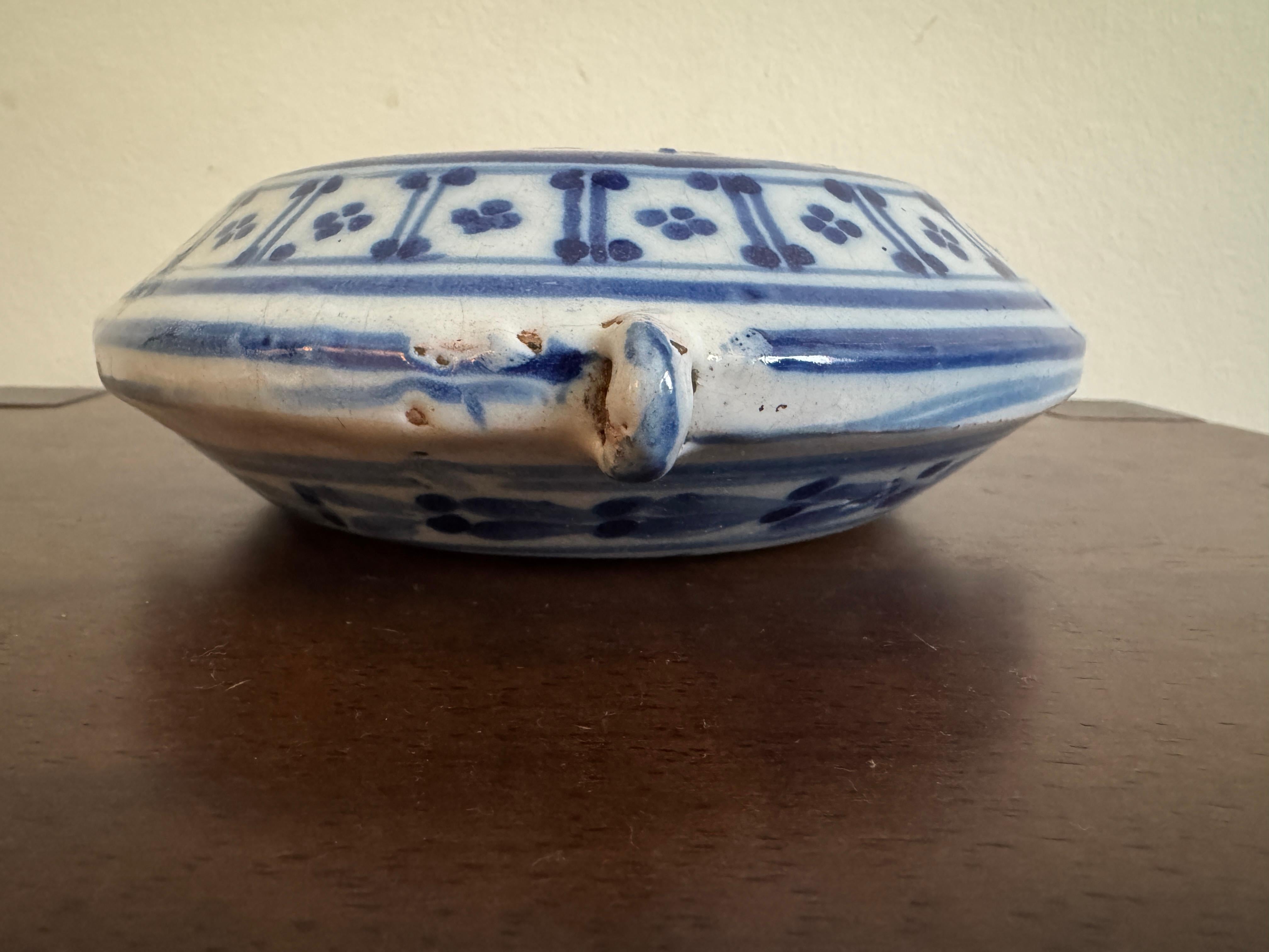 Frasco de peregrino de loza francesa del siglo XIX Fayenza en venta