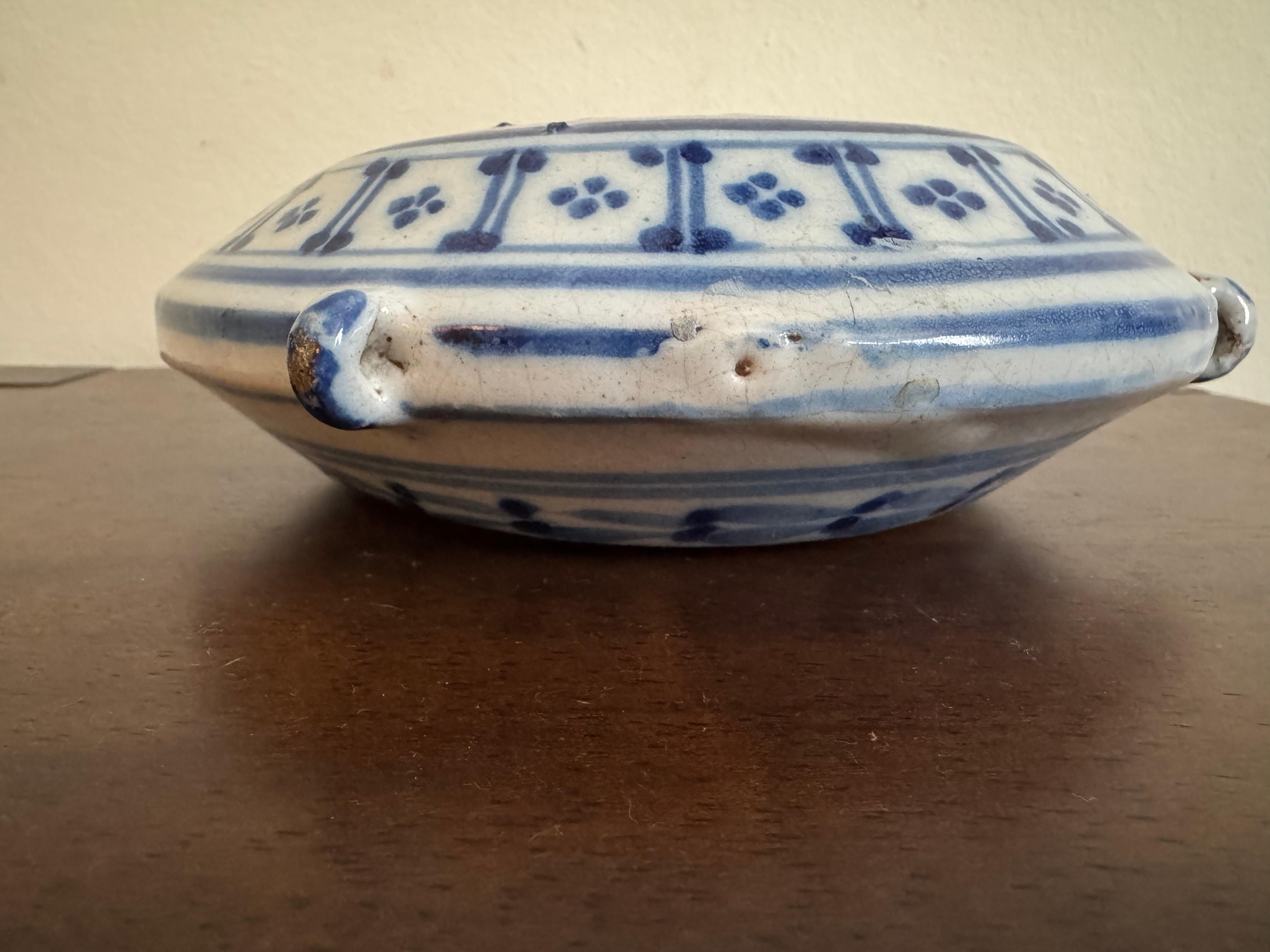 Frasco de peregrino de loza francesa del siglo XIX en venta 2
