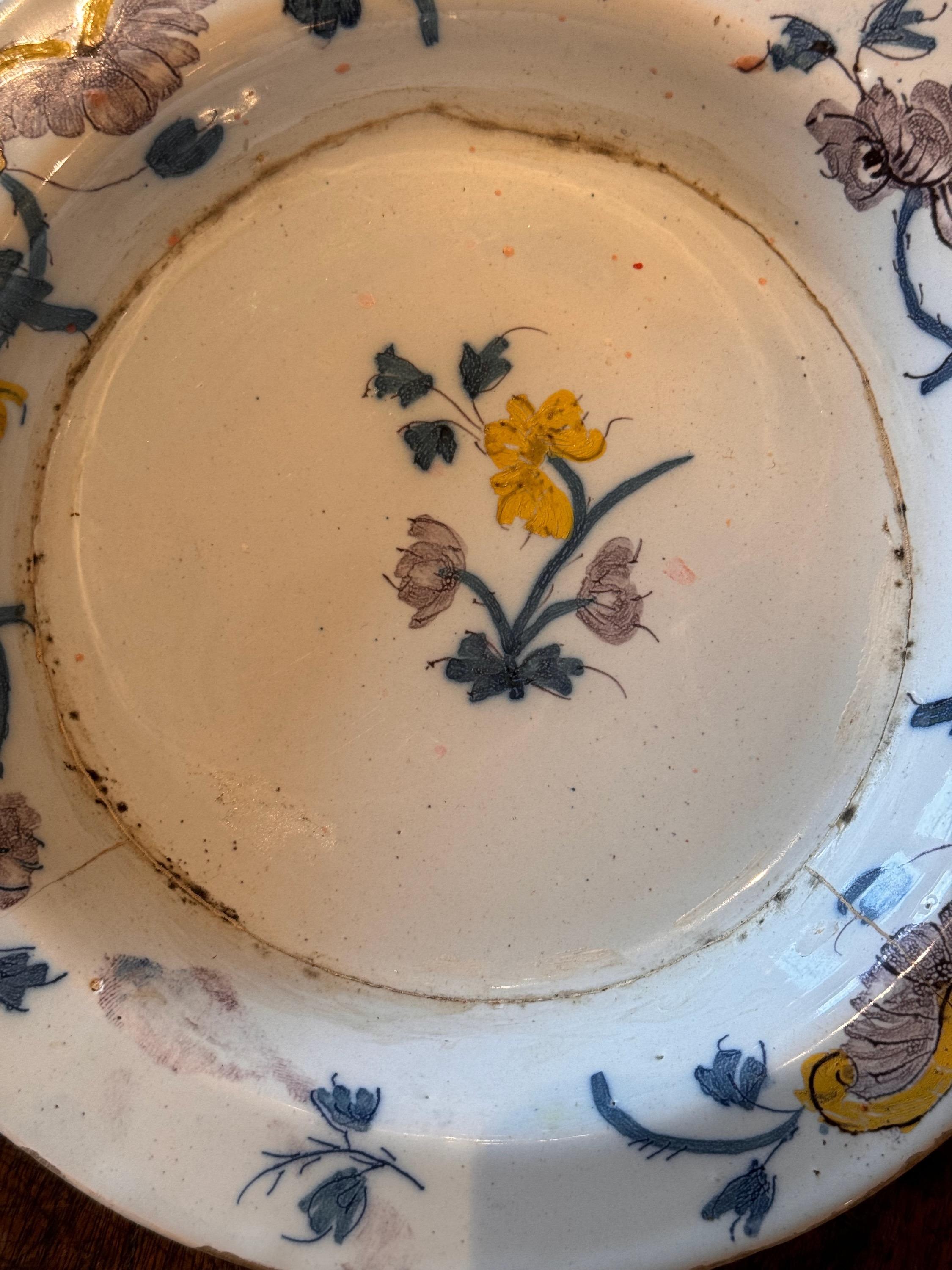 Assiette en faïence à décor floral. Une jolie pièce pour votre collection.