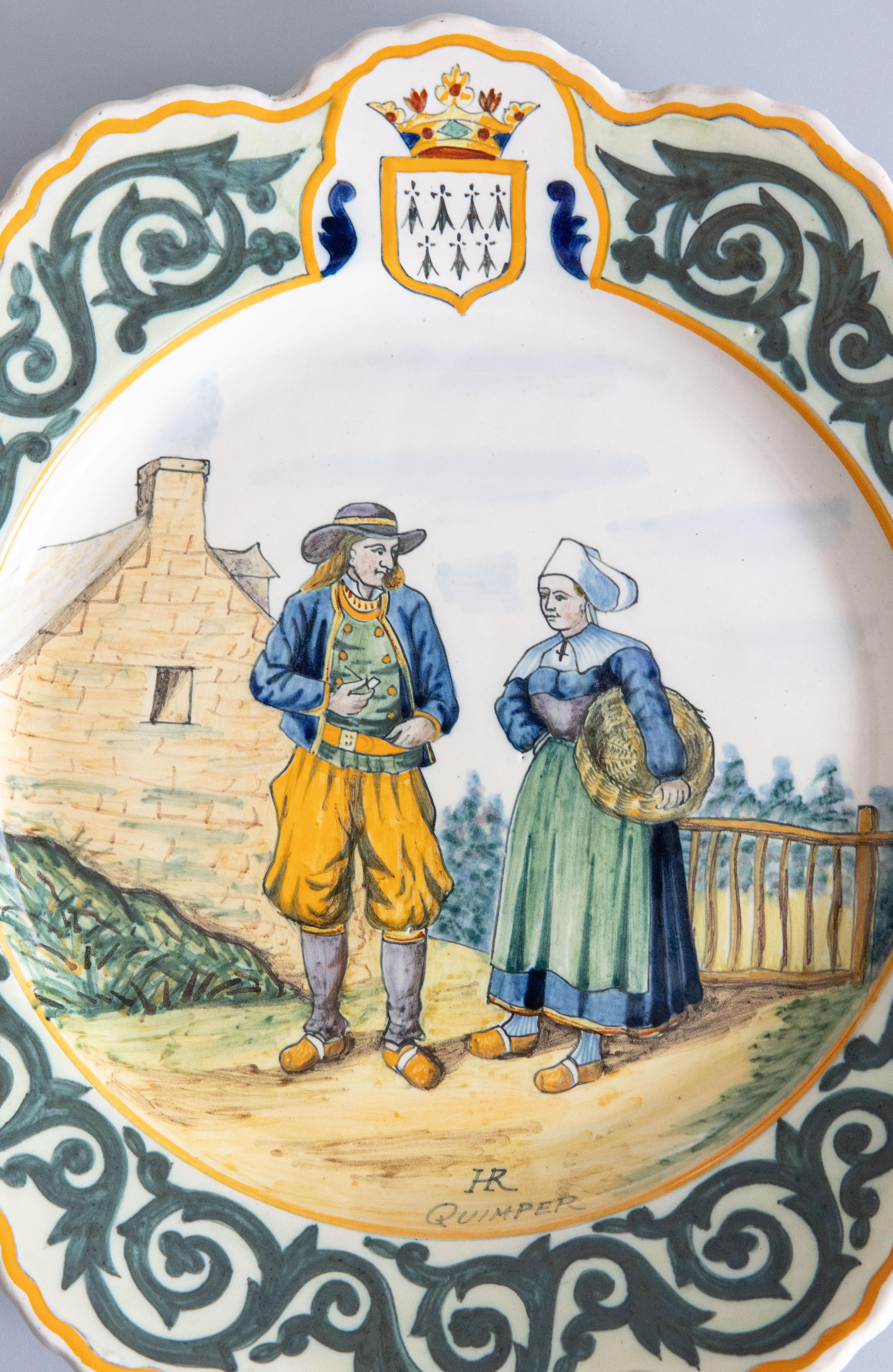 Eine charmante antike Französisch Fayence Quimper Hand gemalt Paar Teller, um 1895. Herstellermarke auf der Vorderseite. Dieser schöne große Teller zeigt ein detailreich gestaltetes bretonisches Trachtenpaar mit einer leuchtend kobaltblauen