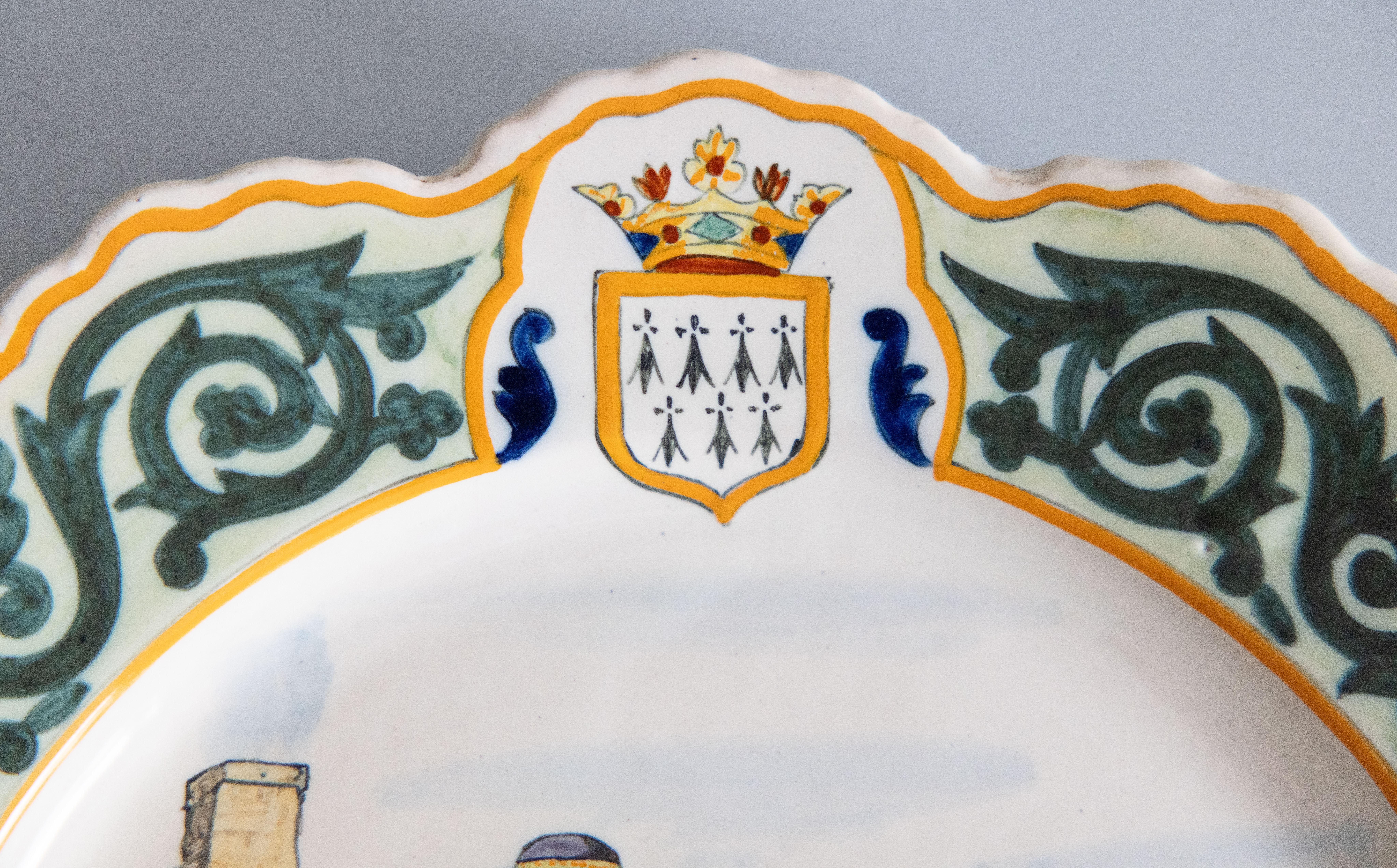 Französische Fayence des 19. Jahrhunderts Quimper Paar Teller mit Wellenschliff im Zustand „Gut“ im Angebot in Pearland, TX