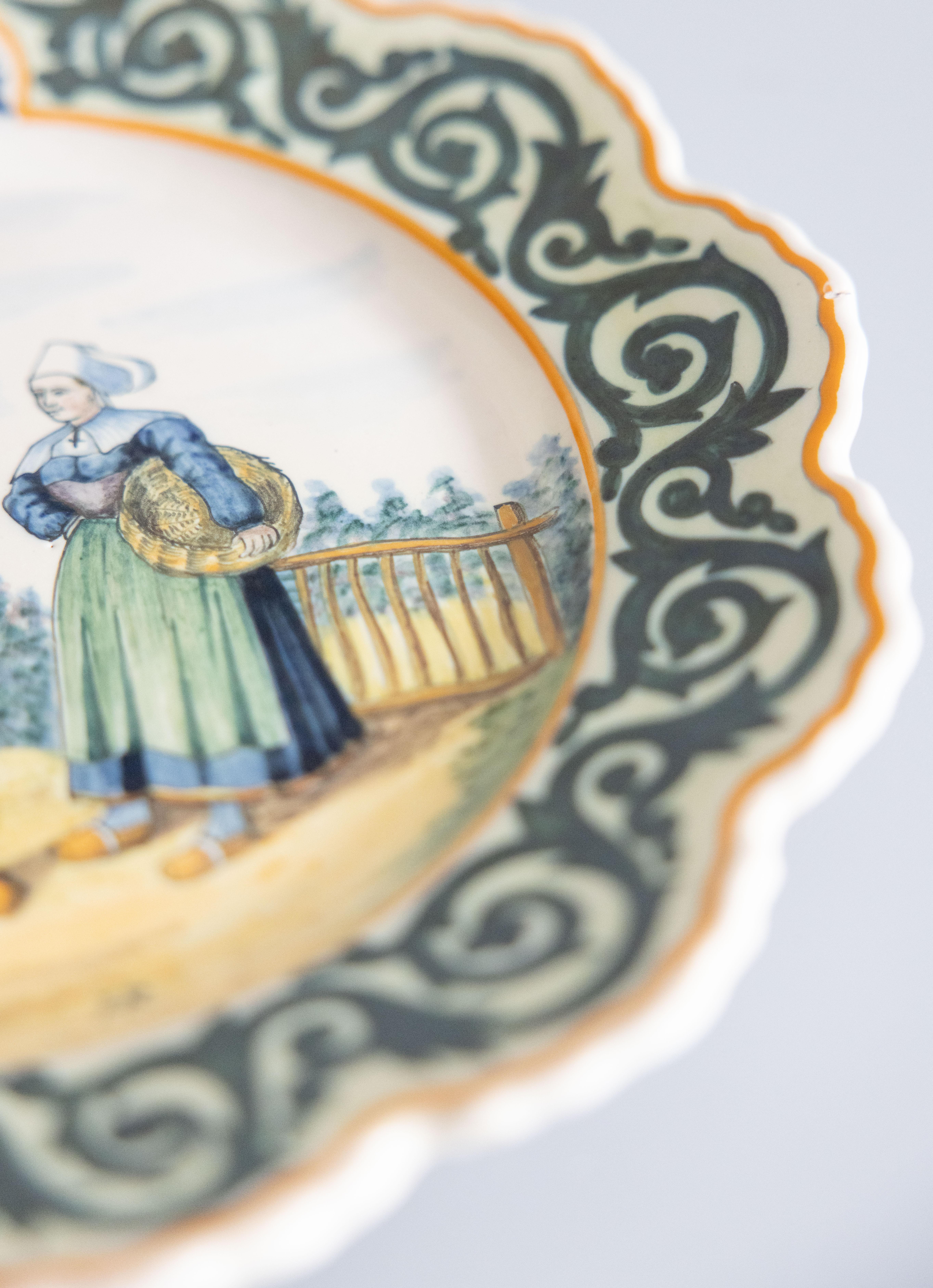 Französische Fayence des 19. Jahrhunderts Quimper Paar Teller mit Wellenschliff (Spätes 19. Jahrhundert) im Angebot