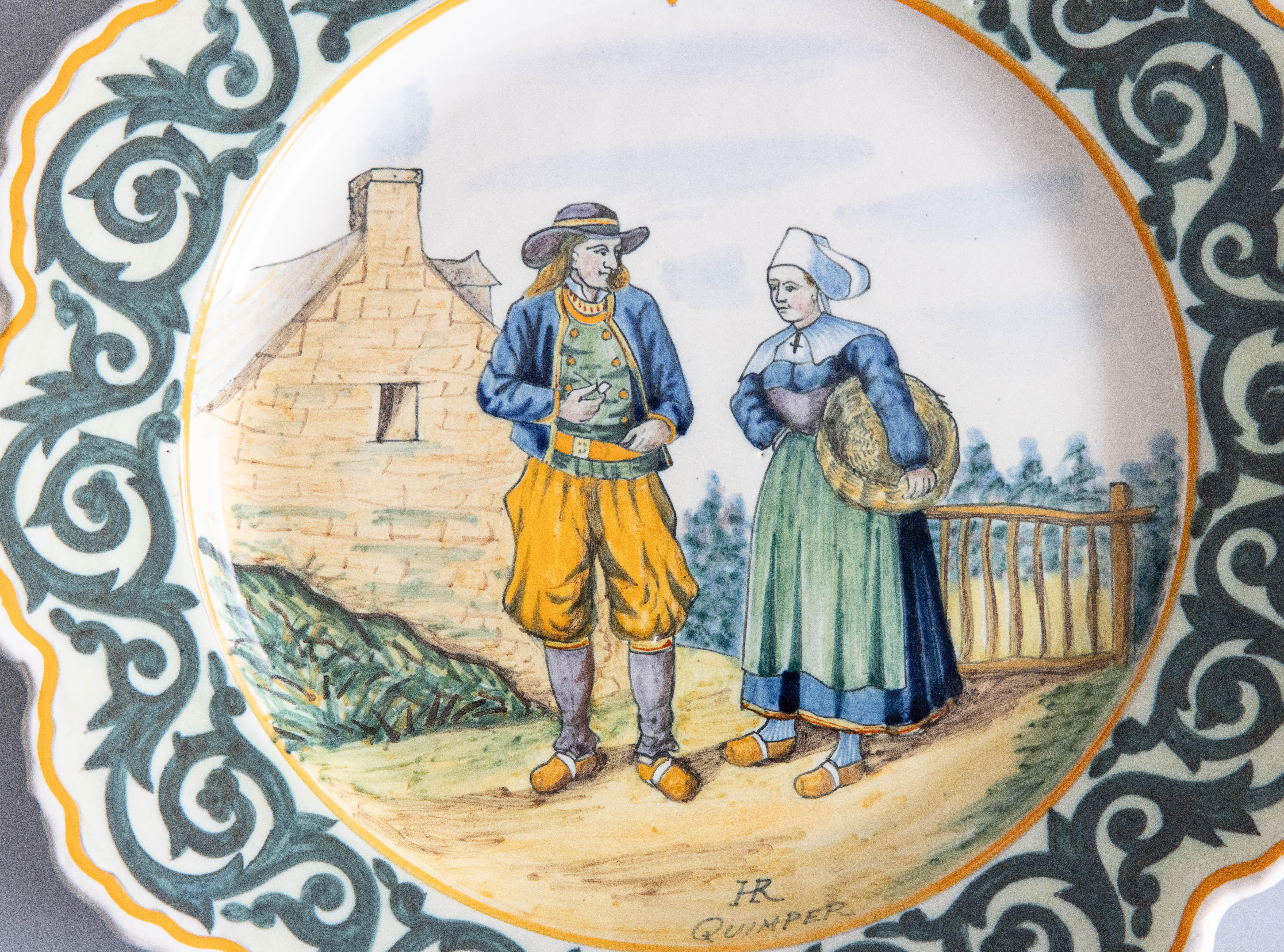 Französische Fayence des 19. Jahrhunderts Quimper Paar Teller mit Wellenschliff (Keramik) im Angebot