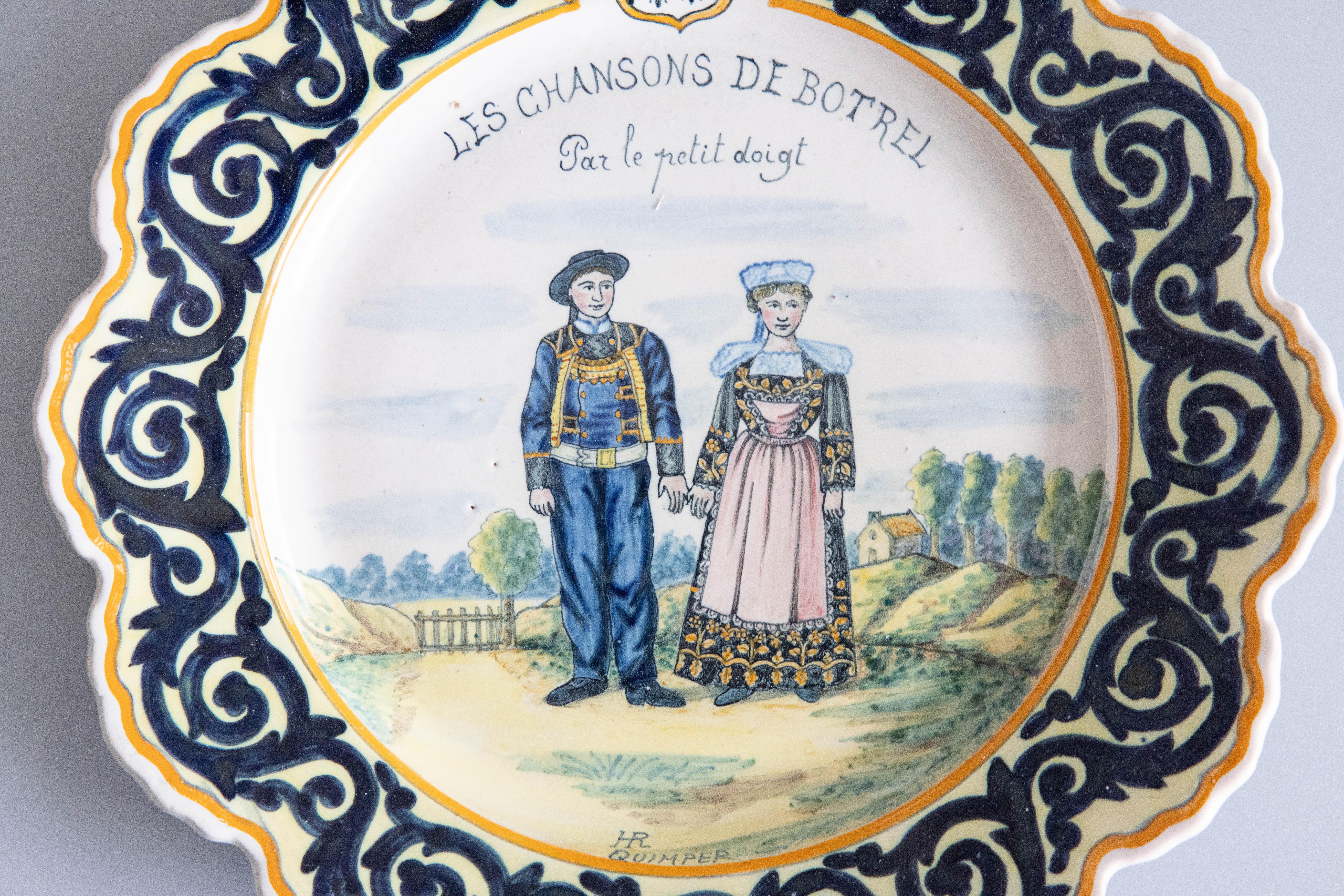 Eine charmante antike Französisch Fayence Quimper Hand gemalt Hochzeit Paar Teller, um 1895. Herstellermarke auf Vorder- und Rückseite. Dieser schöne, große Teller zeigt ein detailreiches, süßes bretonisches Trachtenpaar mit ineinander