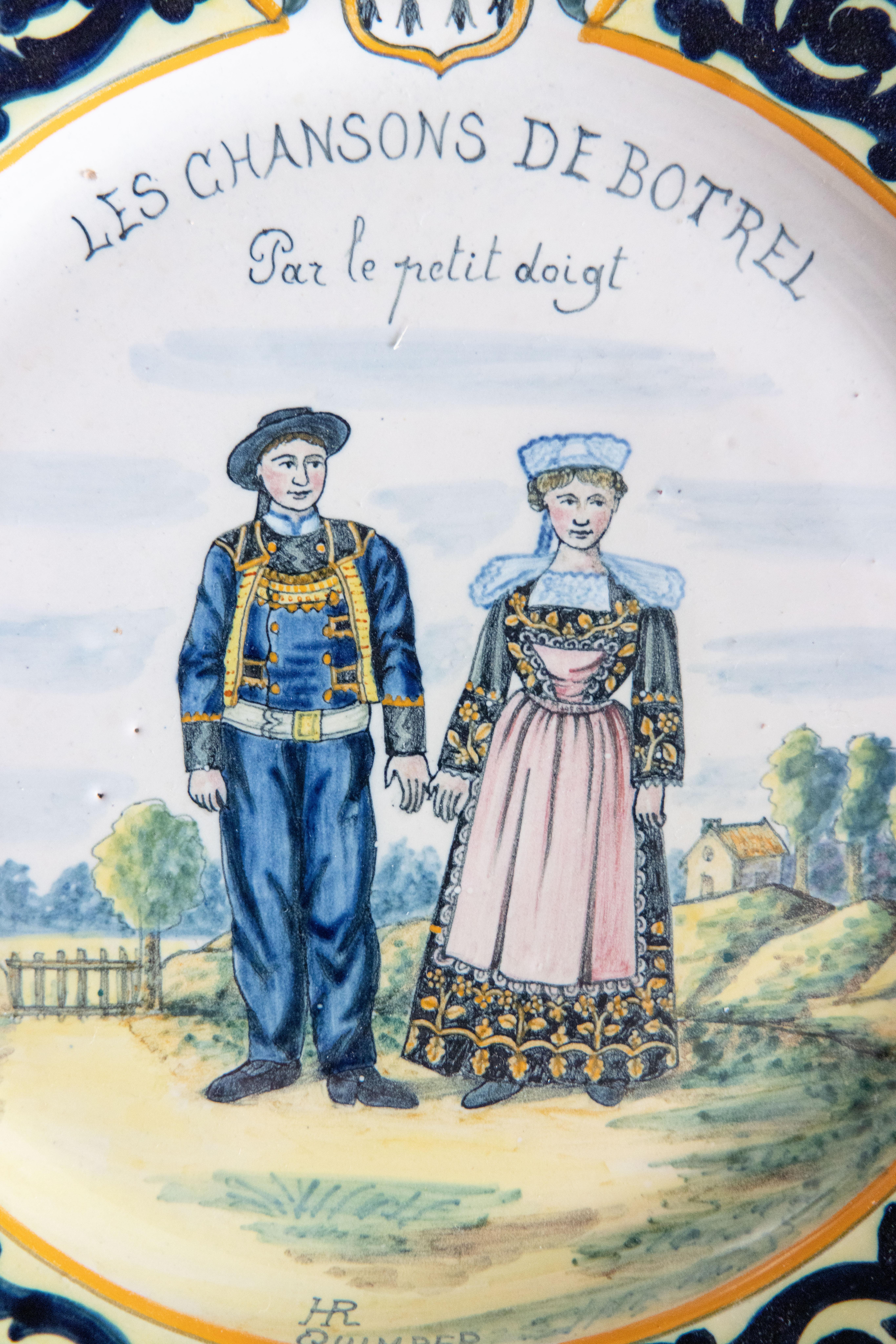 19. Jahrhundert Französisch Fayence Quimper Hochzeitspaar gewellte Platte (Gebrannt) im Angebot