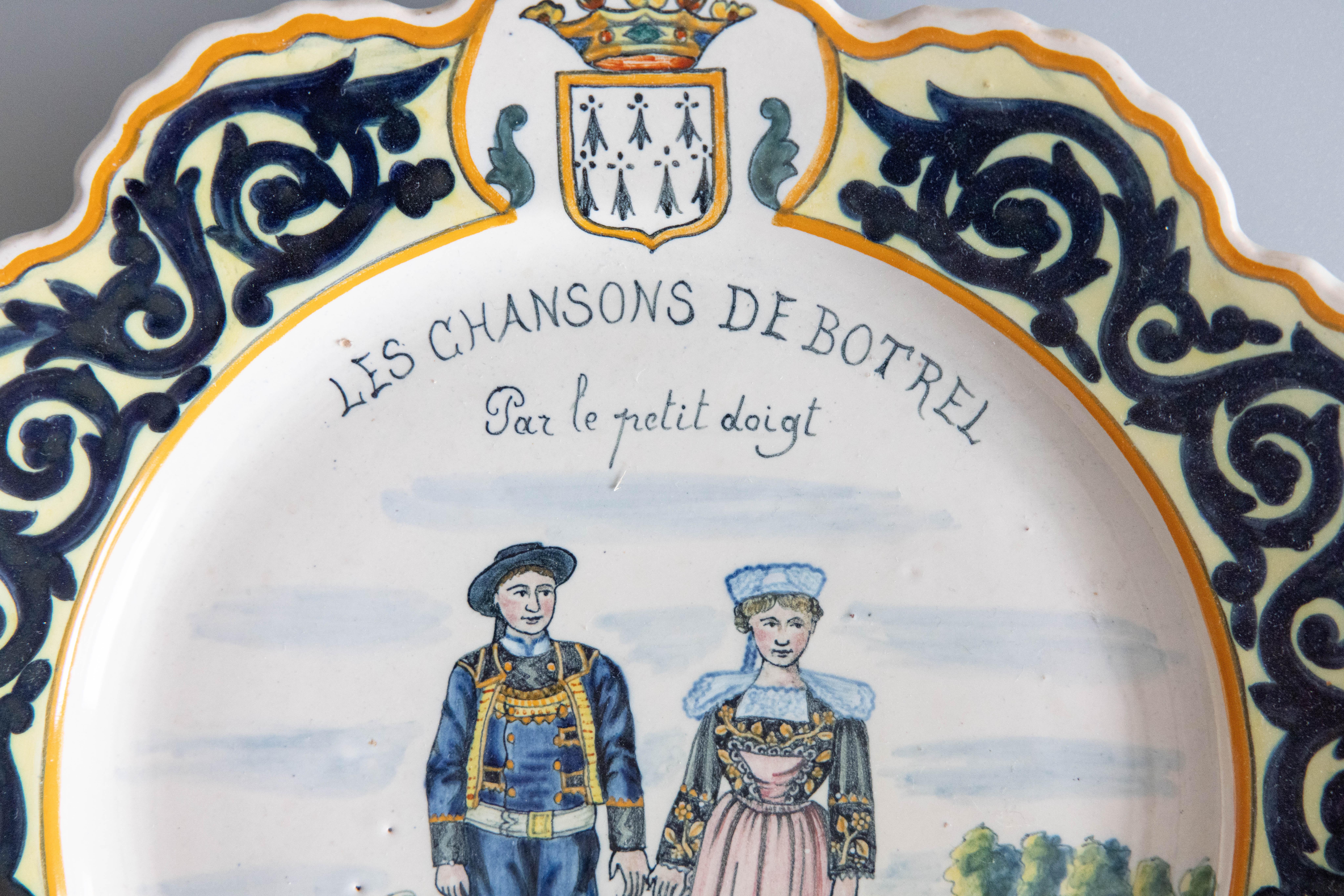 19. Jahrhundert Französisch Fayence Quimper Hochzeitspaar gewellte Platte im Zustand „Gut“ im Angebot in Pearland, TX