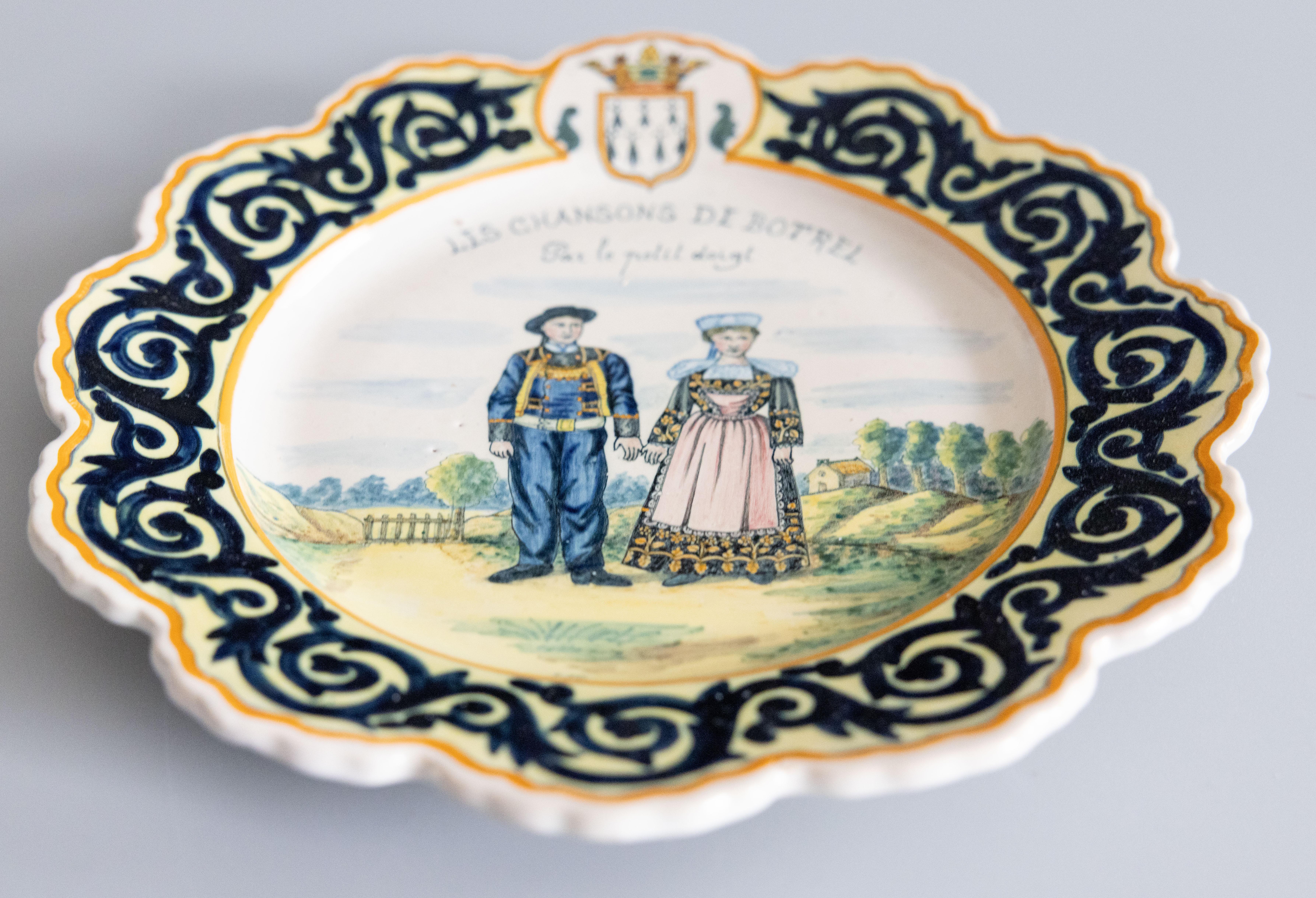 19. Jahrhundert Französisch Fayence Quimper Hochzeitspaar gewellte Platte (Spätes 19. Jahrhundert) im Angebot