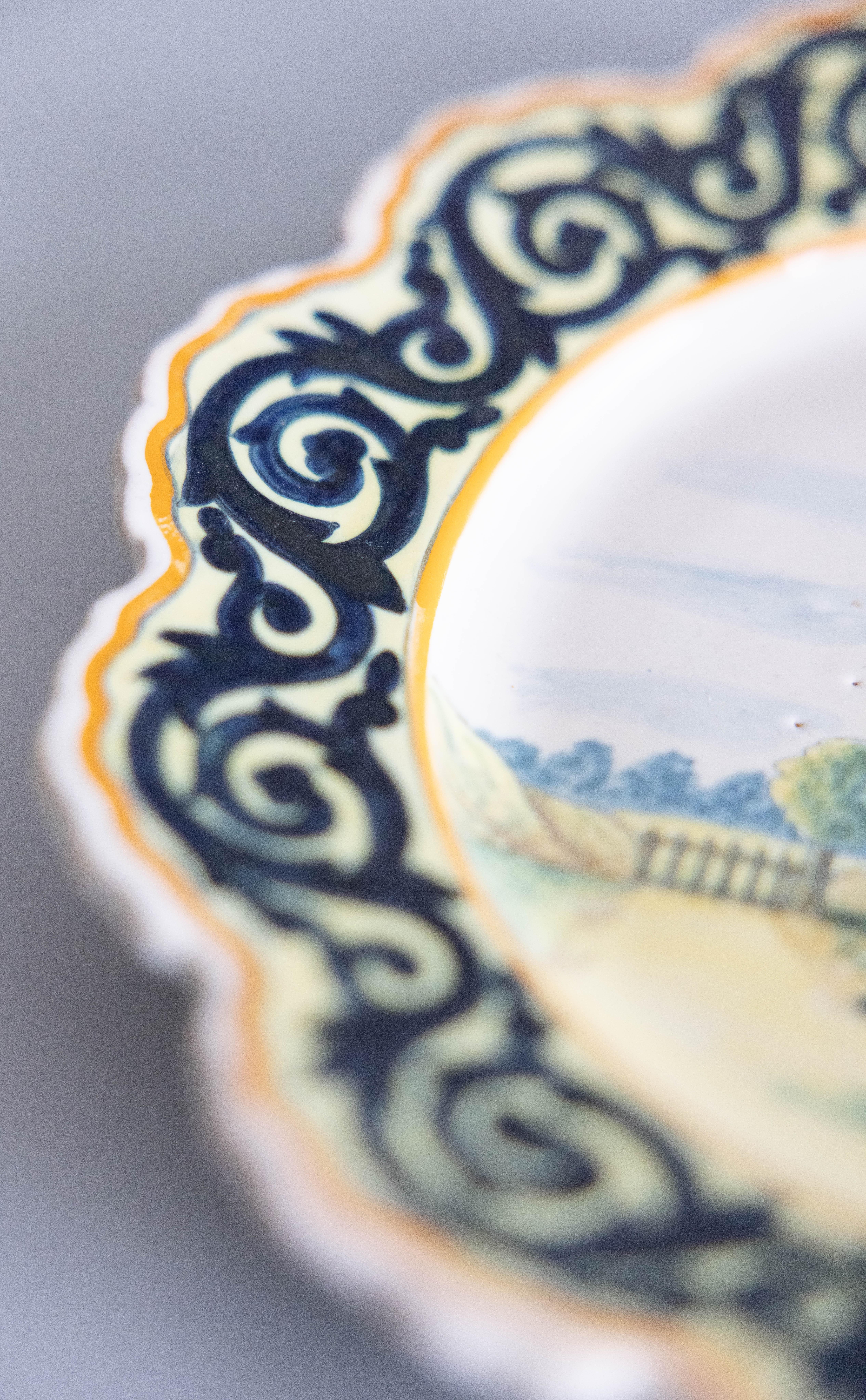 19. Jahrhundert Französisch Fayence Quimper Hochzeitspaar gewellte Platte (Keramik) im Angebot