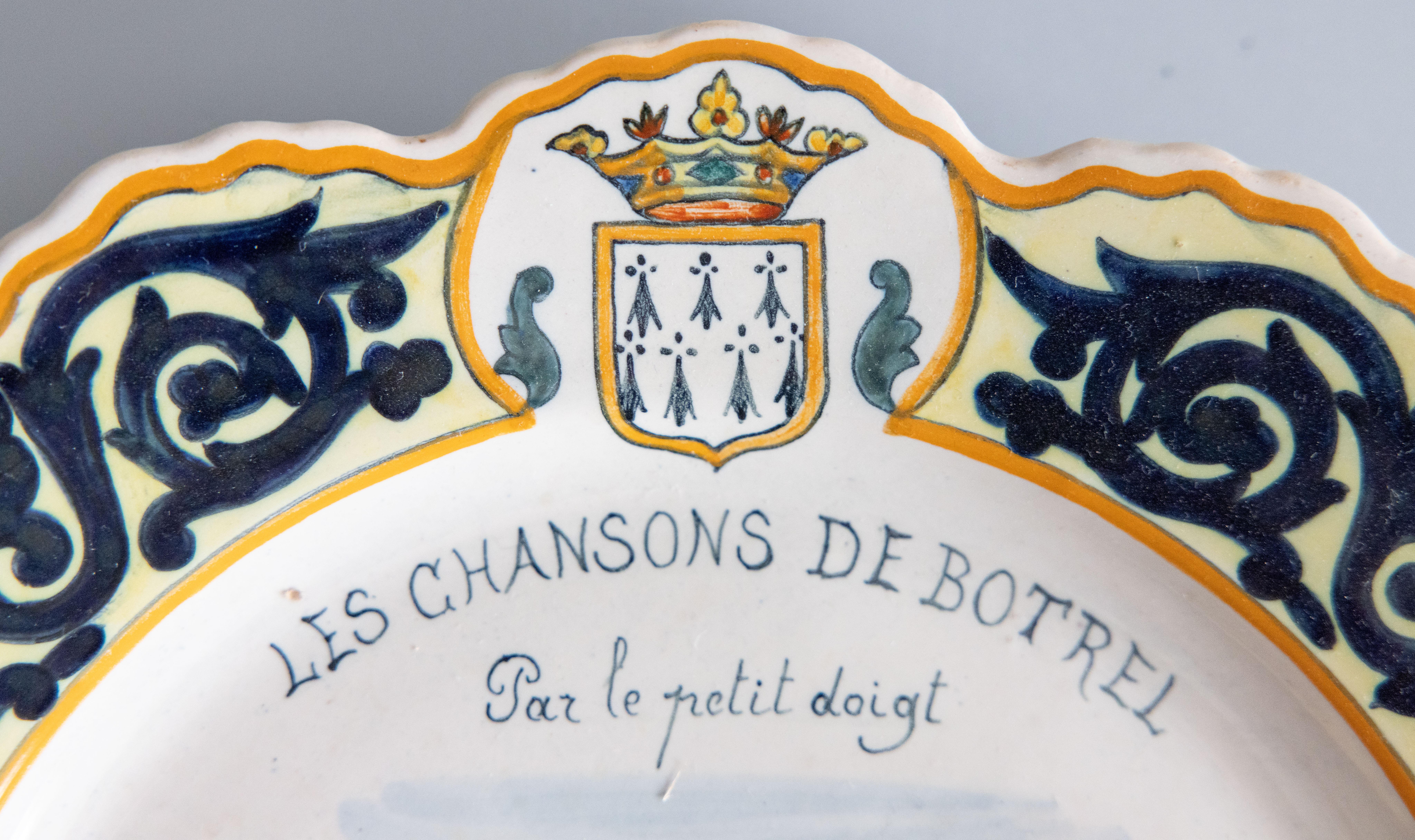 19. Jahrhundert Französisch Fayence Quimper Hochzeitspaar gewellte Platte im Angebot 1