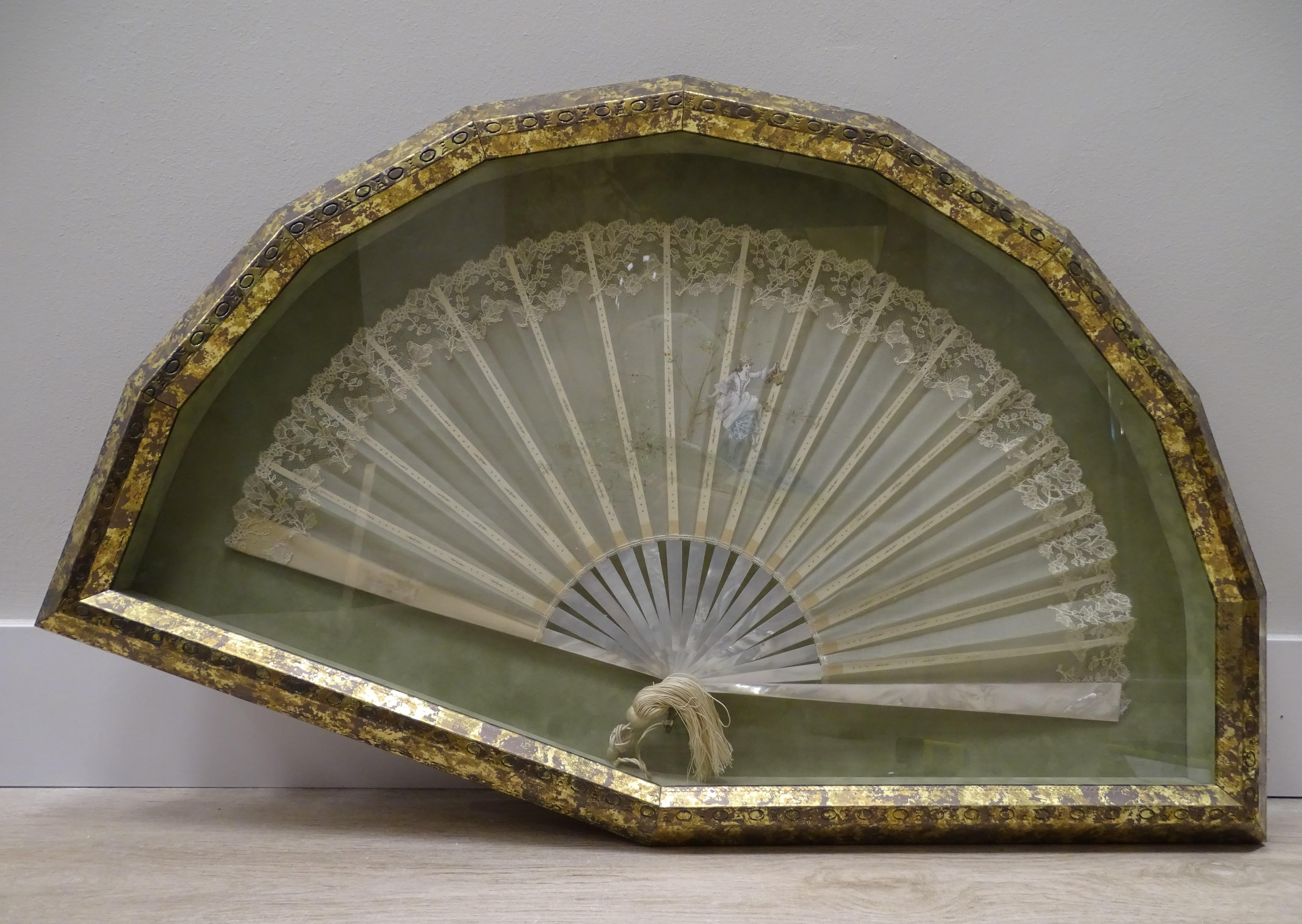 Gorgeous French fan, made at the end of the 19th century, Napoleón III. Exquisite craftsmanship and extraordinary quality of materials used. The linkage is made of top quality mother-of-pearl, with a white gloss. The country is silk with lace trim