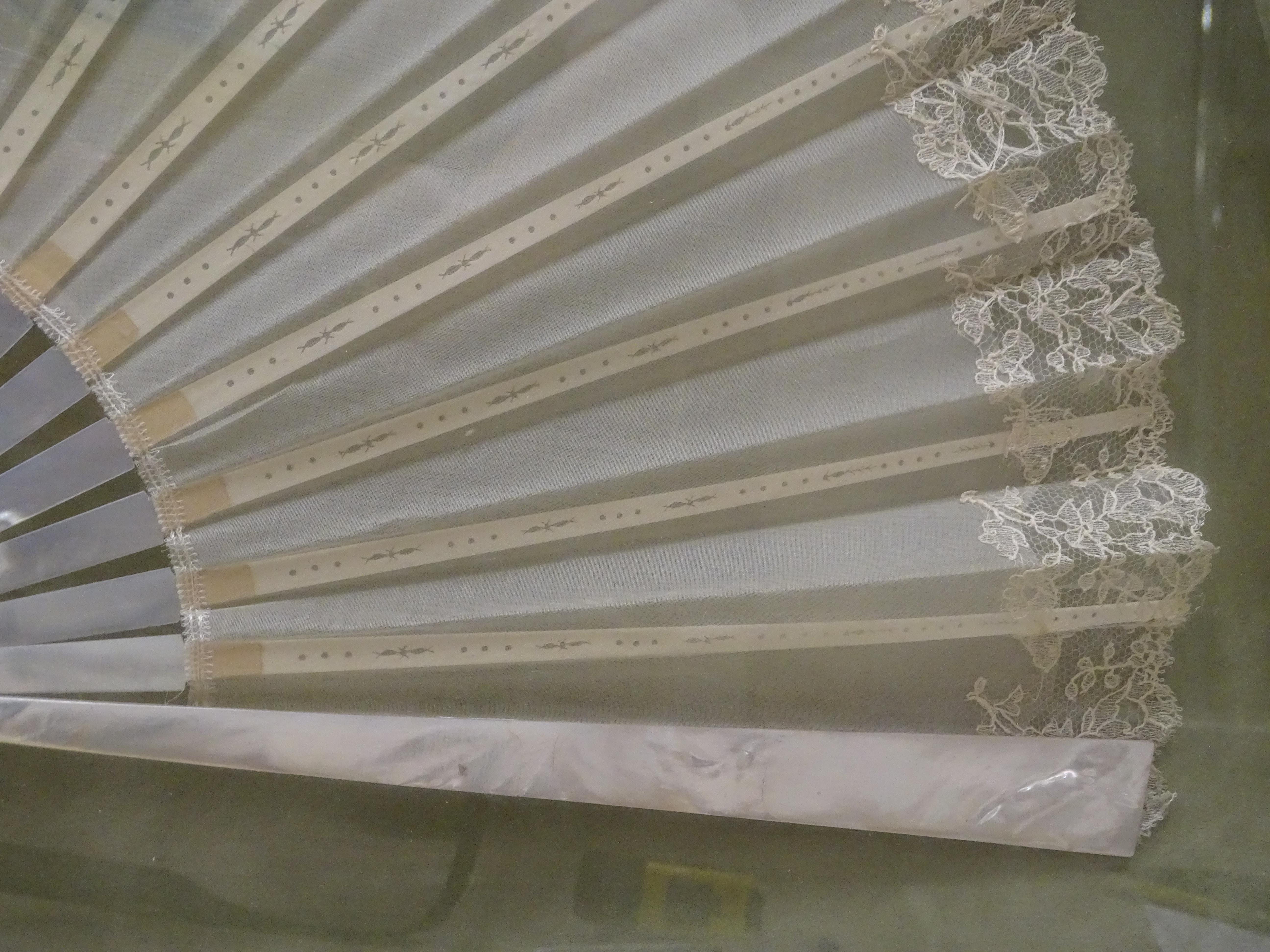 19th Century French Fan, Mother of Pearl, Painting Silk In Good Condition In Valladolid, ES