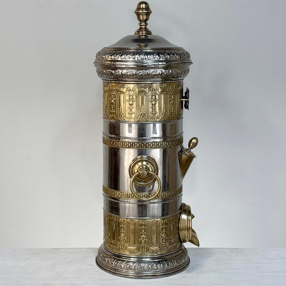 Il distributore di caffè in grani francese del XIX secolo è stato creato per stupire, destinato ai migliori negozi di gastronomia per essere esposto con orgoglio sul bancone principale.  Progettato per erogare caffè in grani interi appena tostati, è