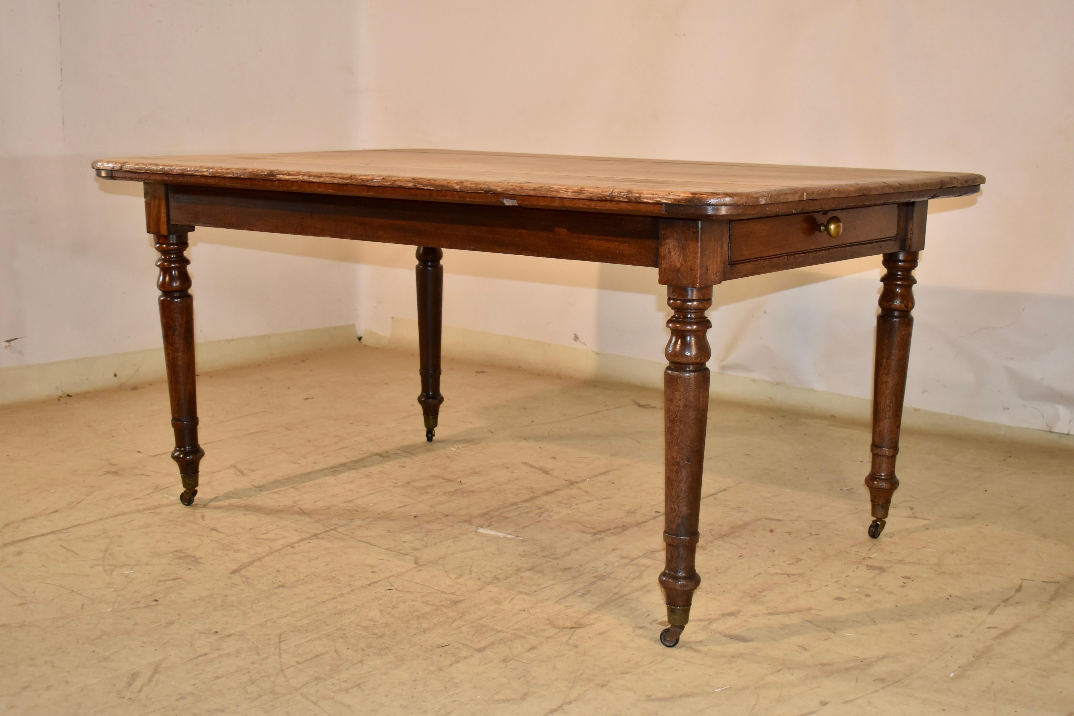 Französischer Bauernhoftisch aus dem 19. (Walnuss) im Angebot