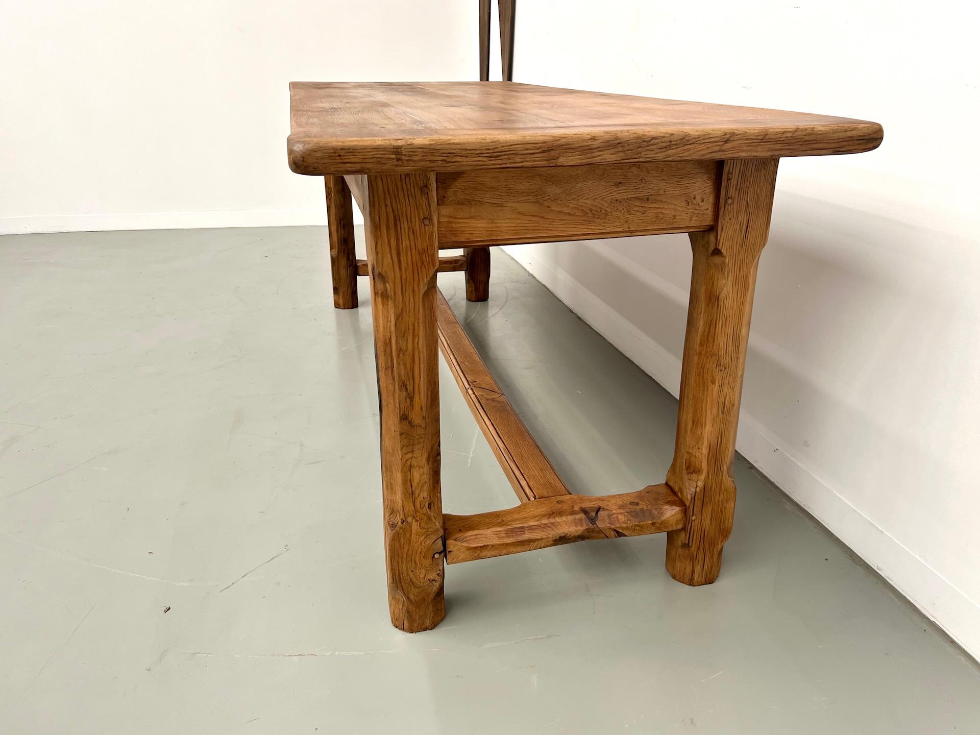Table de ferme française du 19ème siècle en chêne et noyer en vente 6