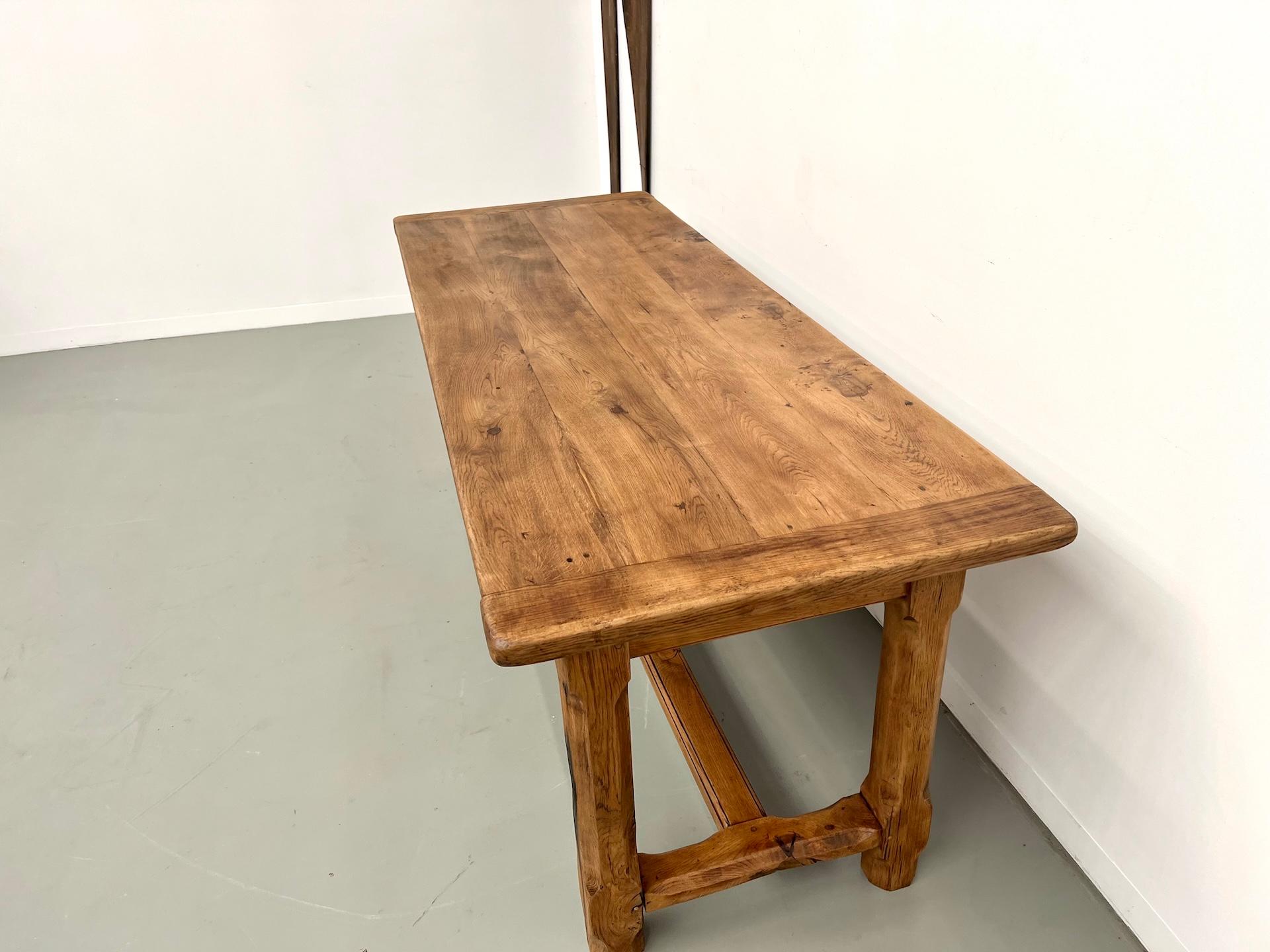 Table de ferme française du 19ème siècle en chêne et noyer en vente 7