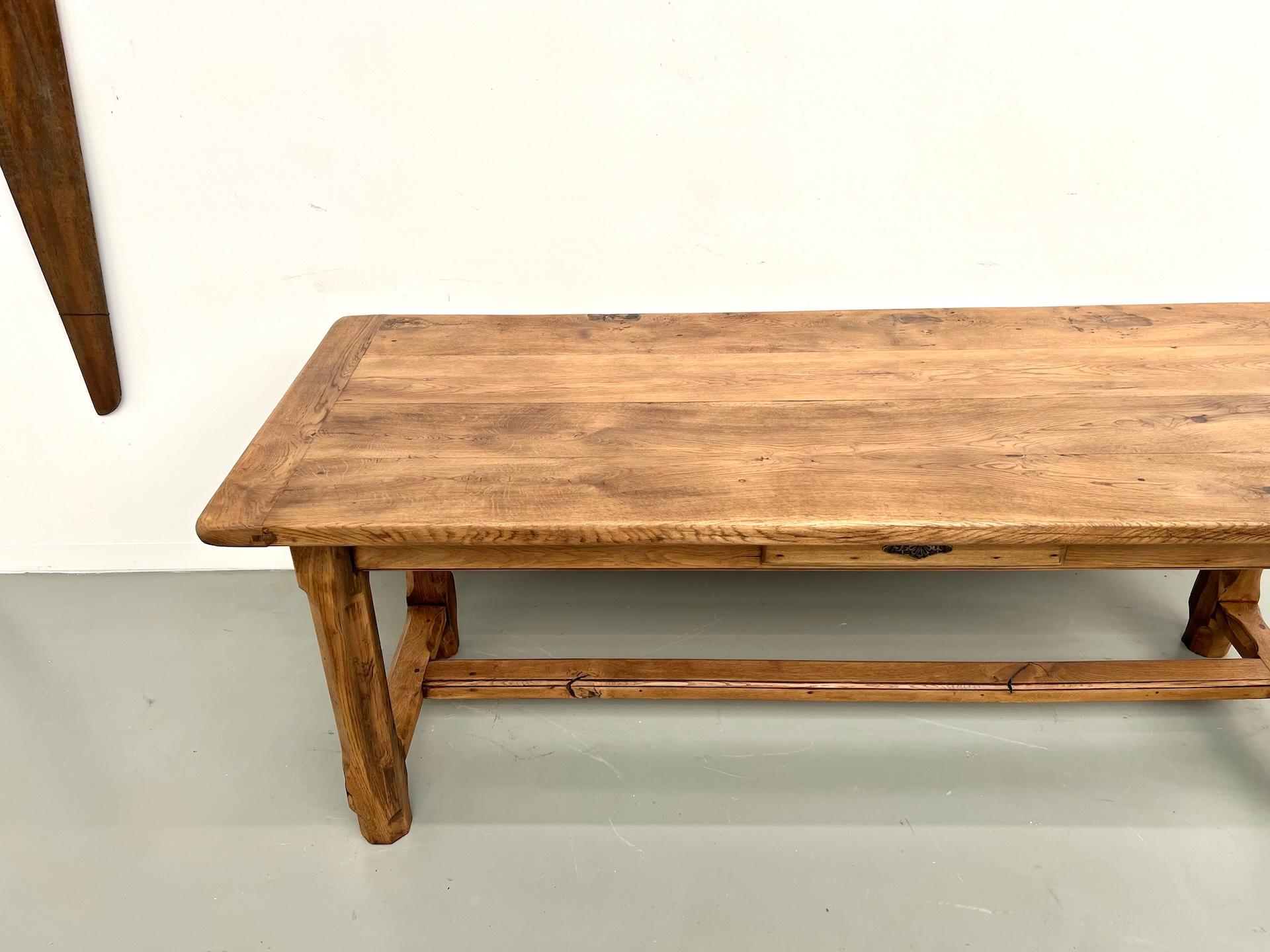 Table de ferme française du 19ème siècle en chêne et noyer Bon état - En vente à LYON, FR