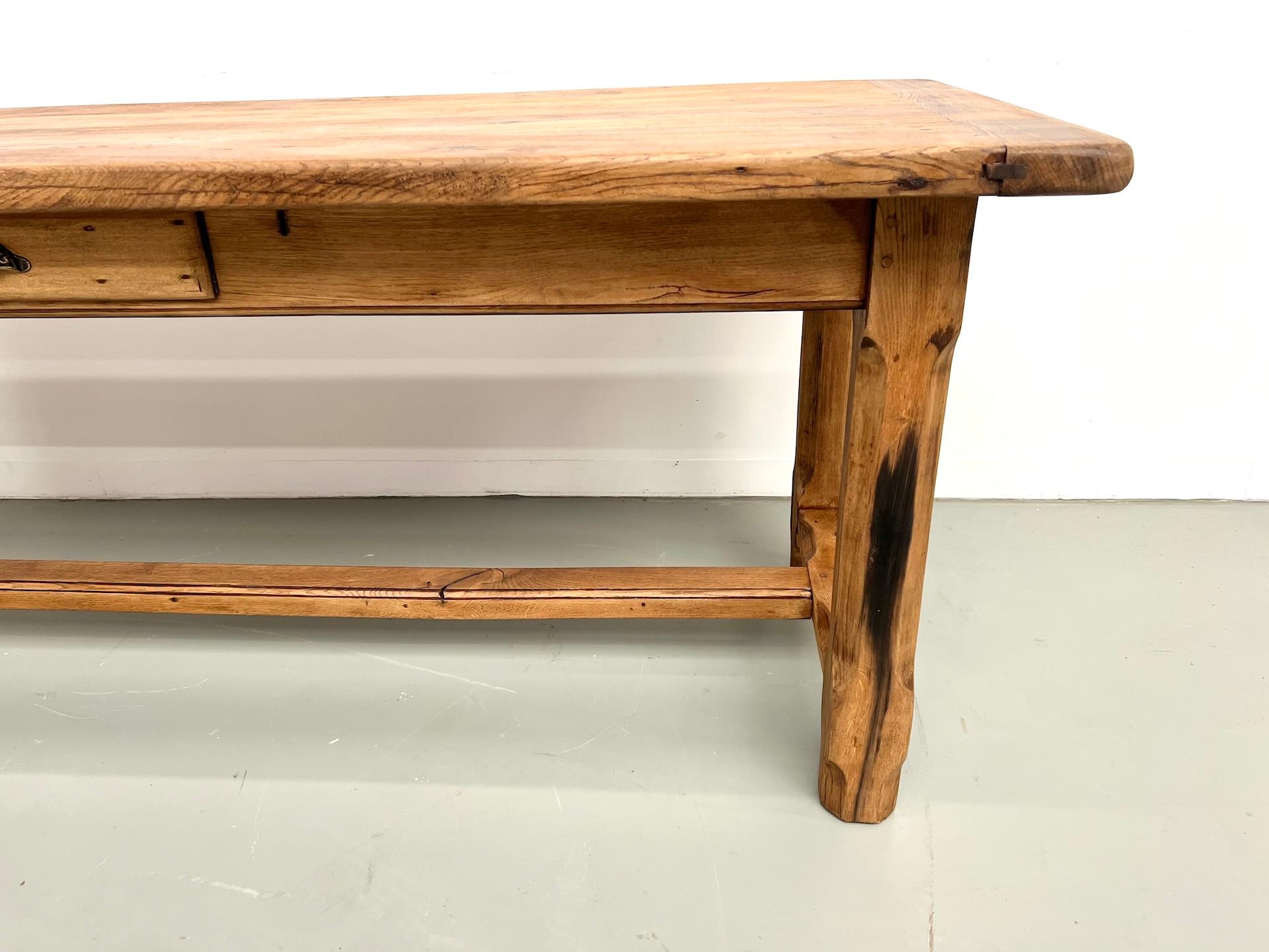 Chêne Table de ferme française du 19ème siècle en chêne et noyer en vente
