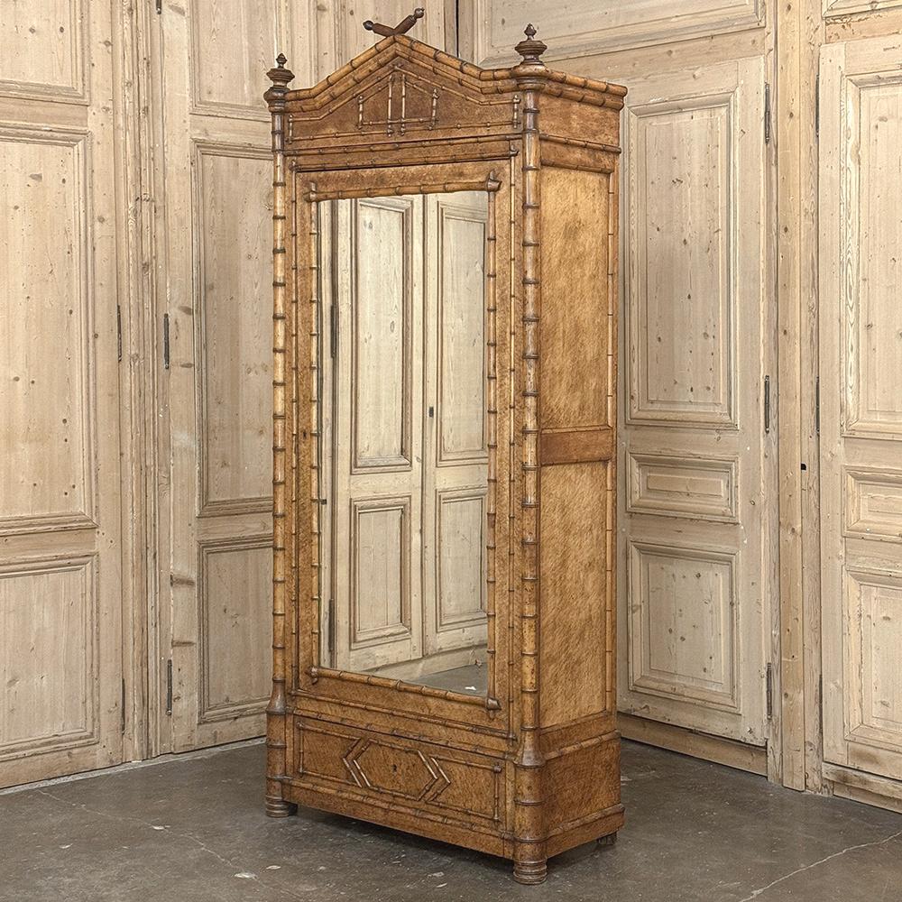 L'Armoire in finto bambù francese del XIX secolo ricorda i giorni inebrianti della Belle Epoque, un periodo in Francia di invidiabile prosperità e fioritura delle arti.  Questo stile nacque da un'insaziabile fascinazione per quello che allora si