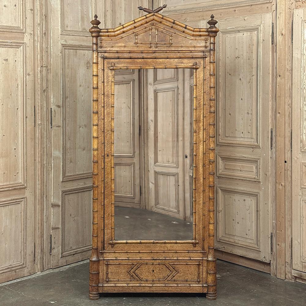 Francese Armoire francese in finto bambù del XIX secolo in vendita