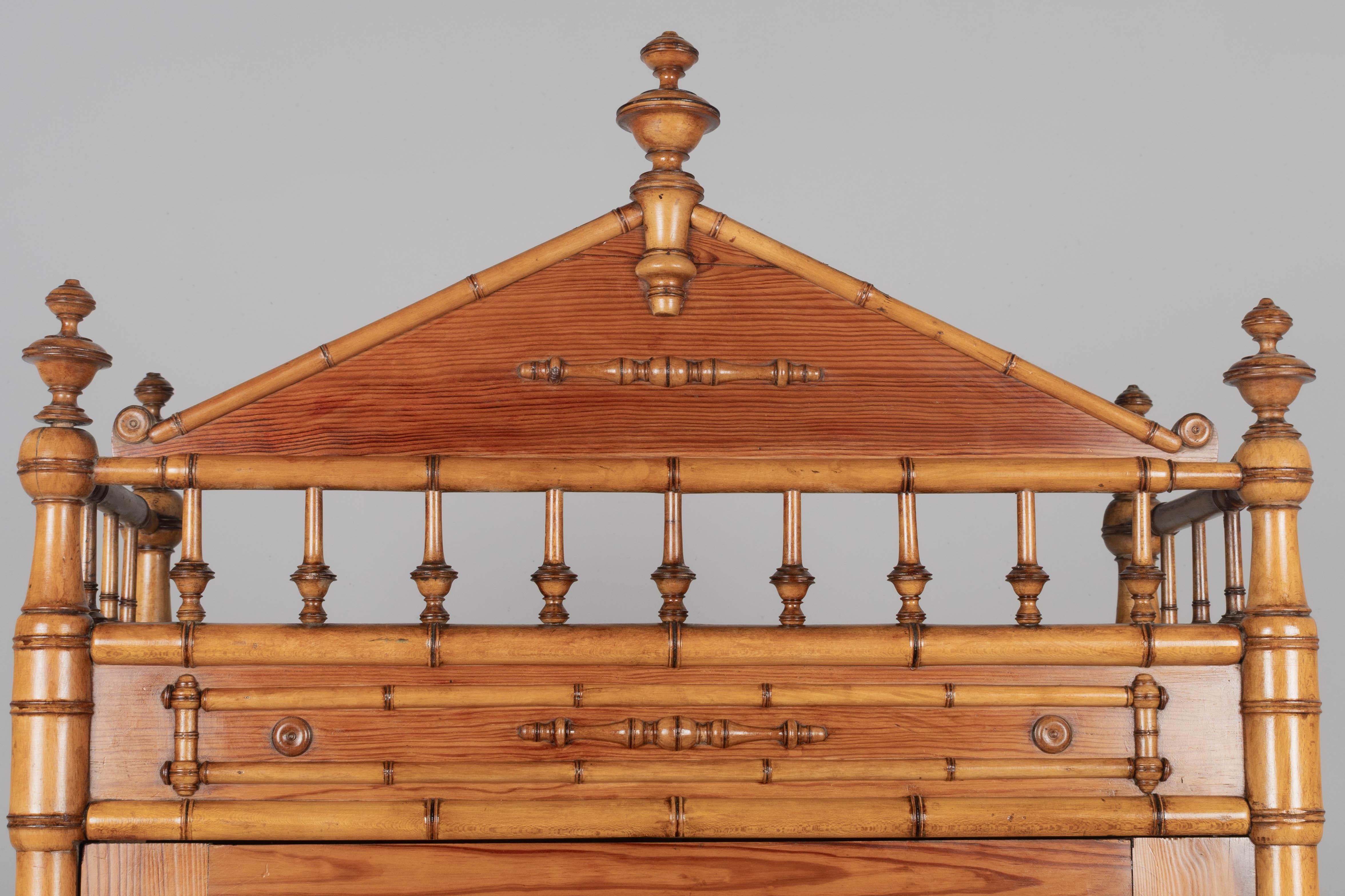 Armoire ou penderie en faux bambou du 19ème siècle en vente 2