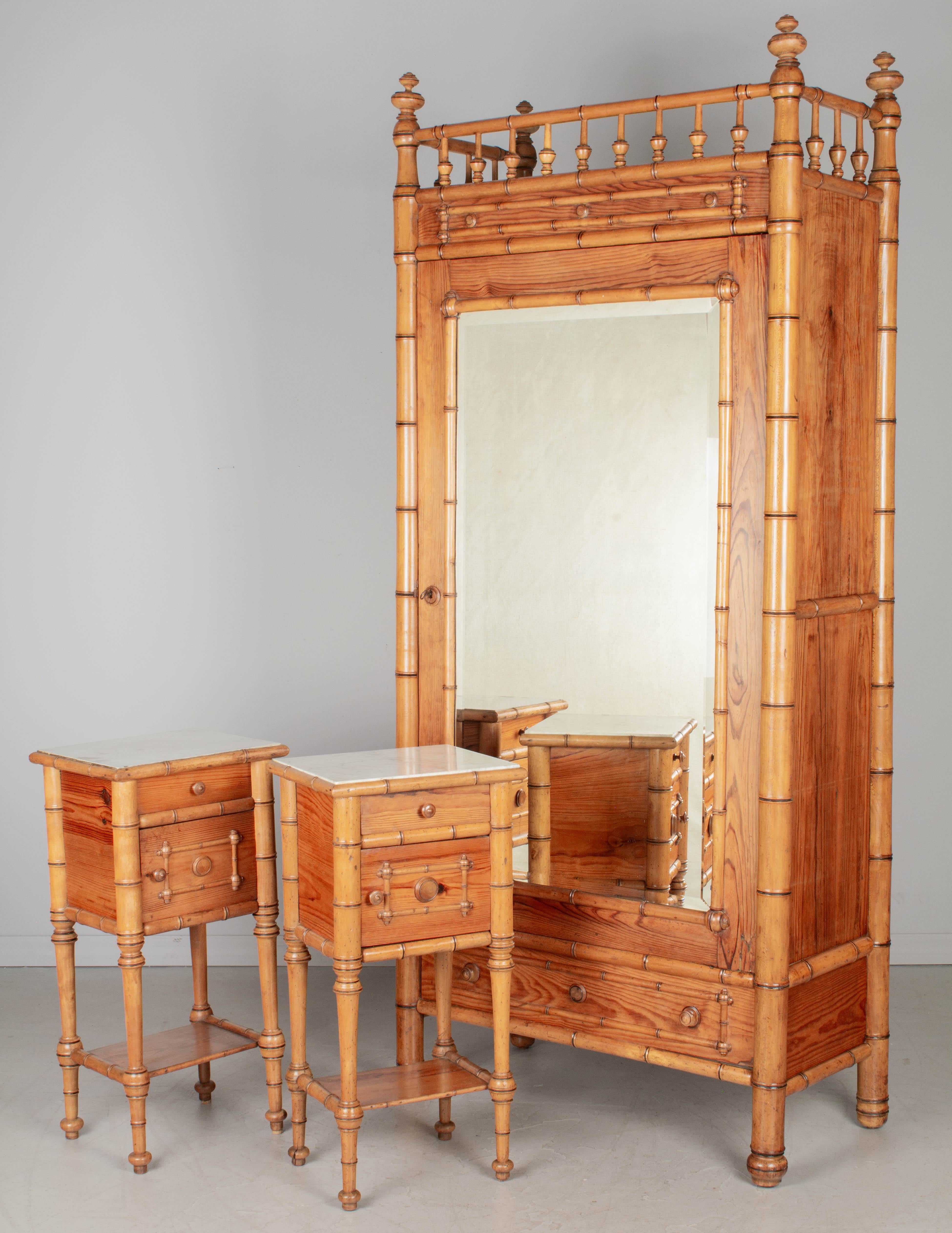 Miroir Armoire ou penderie en faux bambou du 19ème siècle en vente