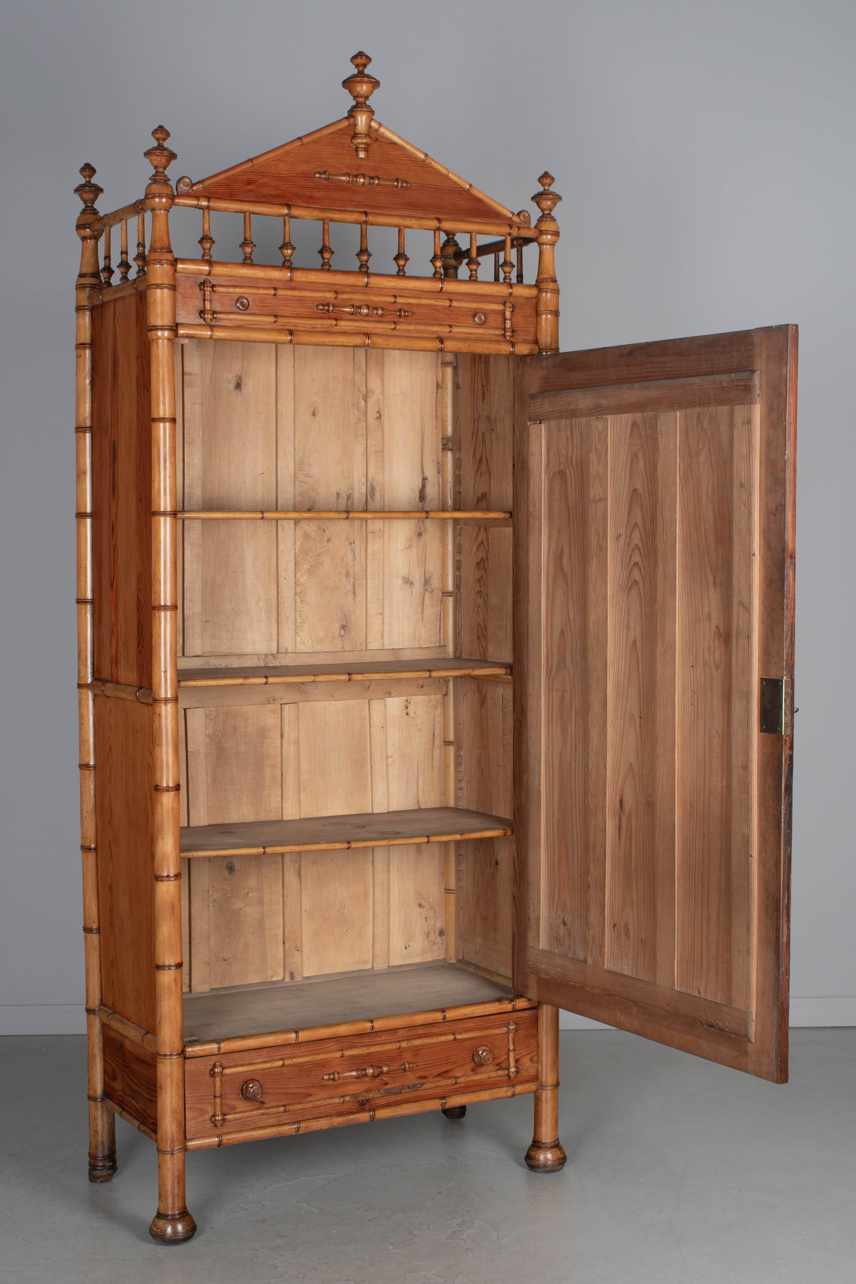 Armoire ou penderie en faux bambou du 19ème siècle en vente 6