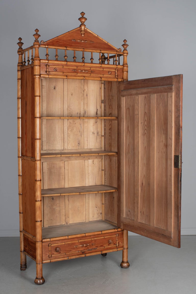 Armoire miniature française en bambou En vente sur
