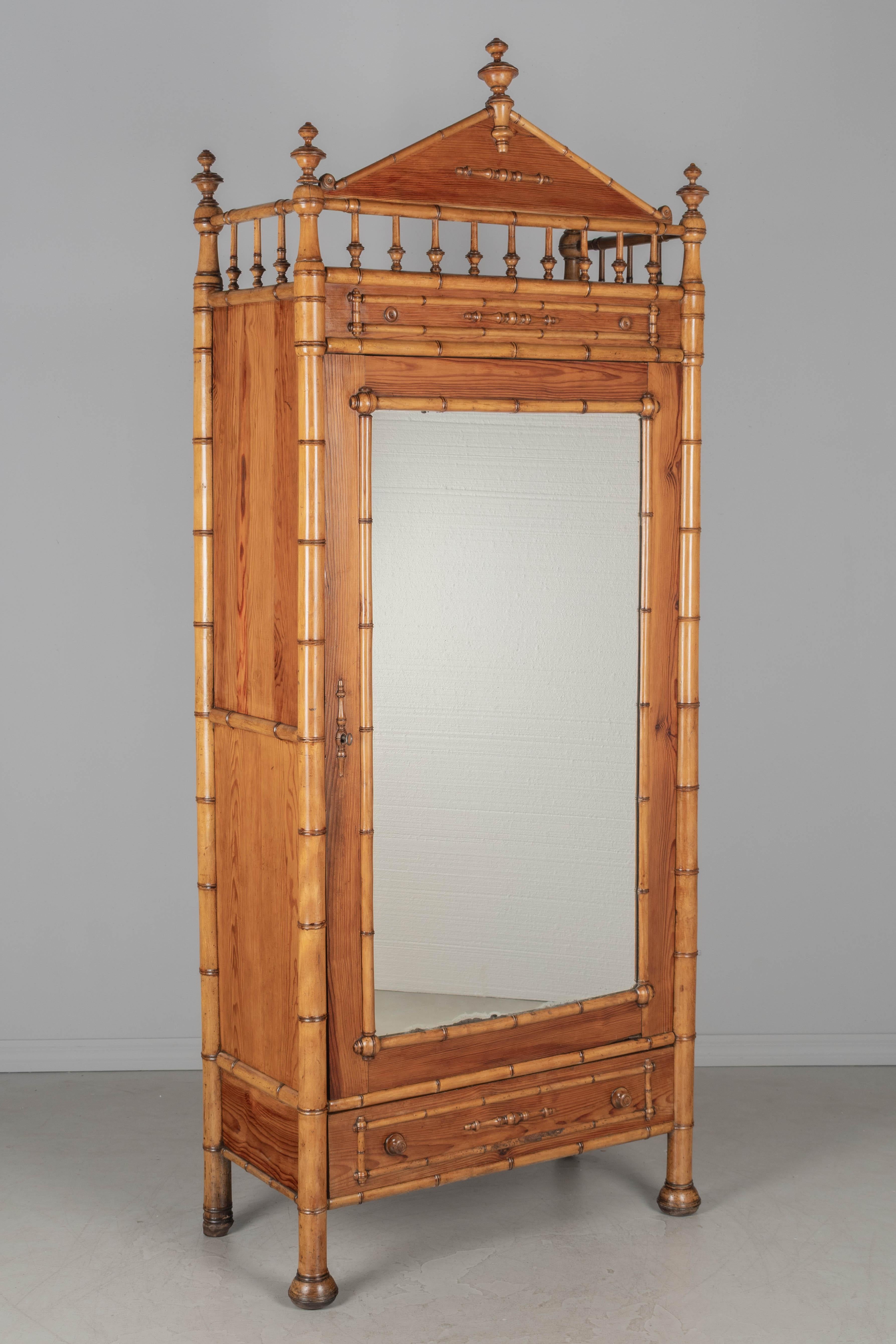 Country Armoire ou penderie en faux bambou du 19ème siècle en vente