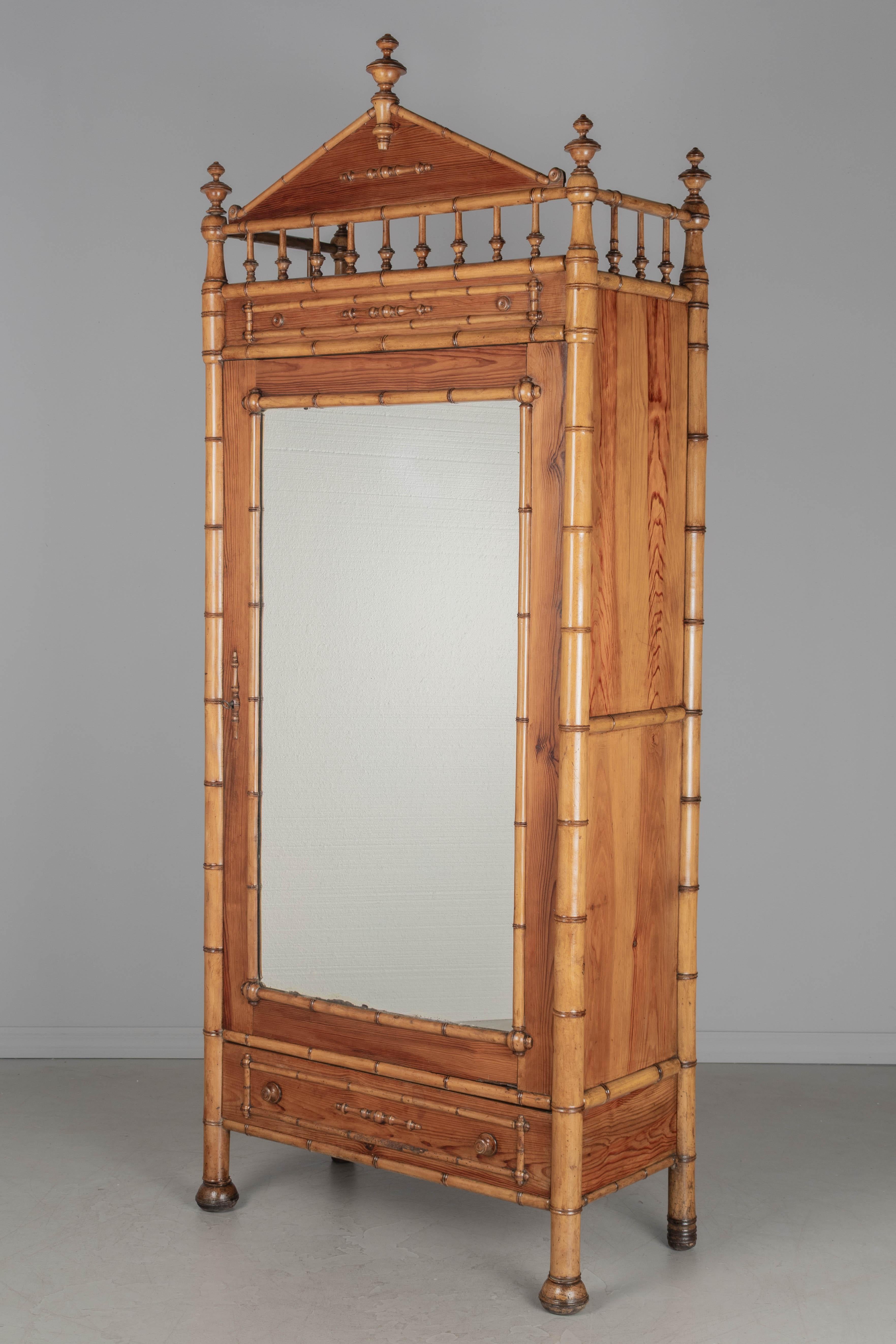 Français Armoire ou penderie en faux bambou du 19ème siècle en vente